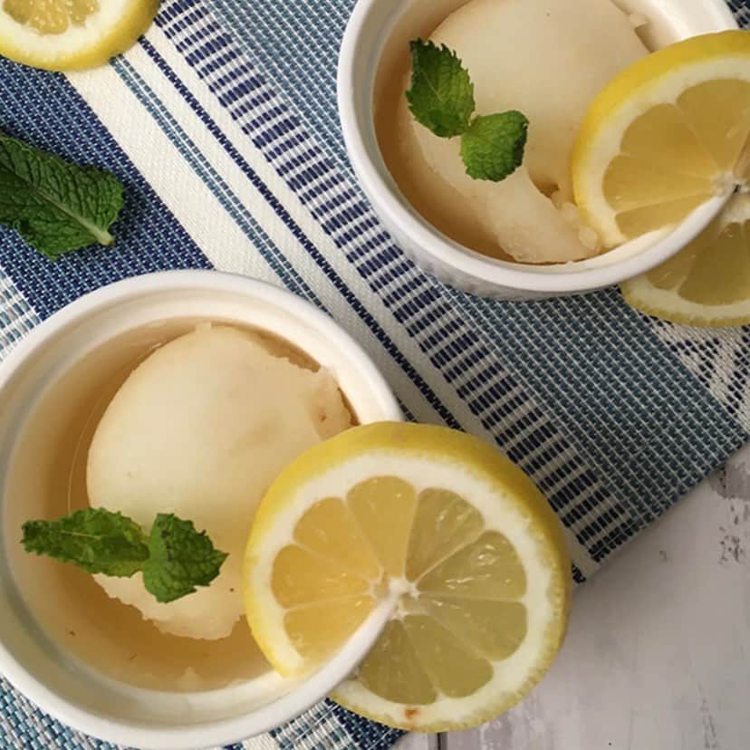 Vitamix Japanさんのインスタグラム写真 - (Vitamix JapanInstagram)「はちみつレモンシャーベット  夏のビタミン補給にぴったりなシャーベット。輪切りのレモンをトッピングしてもさらい美味しく頂けます。  材料(4人分) はちみつ　100ml レモン(外皮はむく)　1個 氷　400g 作り方 全ての材料をコンテナに入れ、スピード1からスタートし最高速に上げ、タンパーを使ってなめらかになるまで砕いて出来上がりです。  *********** @vitamix_instructor_takahashi #vitamix_japan #vitamix #バイタミックス #ブレンダー #ジューサー #おうち時間 #おうちカフェ #料理 #レシピ #時短レシピ #簡単レシピ #おかず #焼き菓子 #スムージー #アイスクリーム #ポタージュスープ #チョッピング #パン #離乳食 #ミキサー #はちみつレモン #シャーベット」5月4日 20時30分 - vitamix_japan