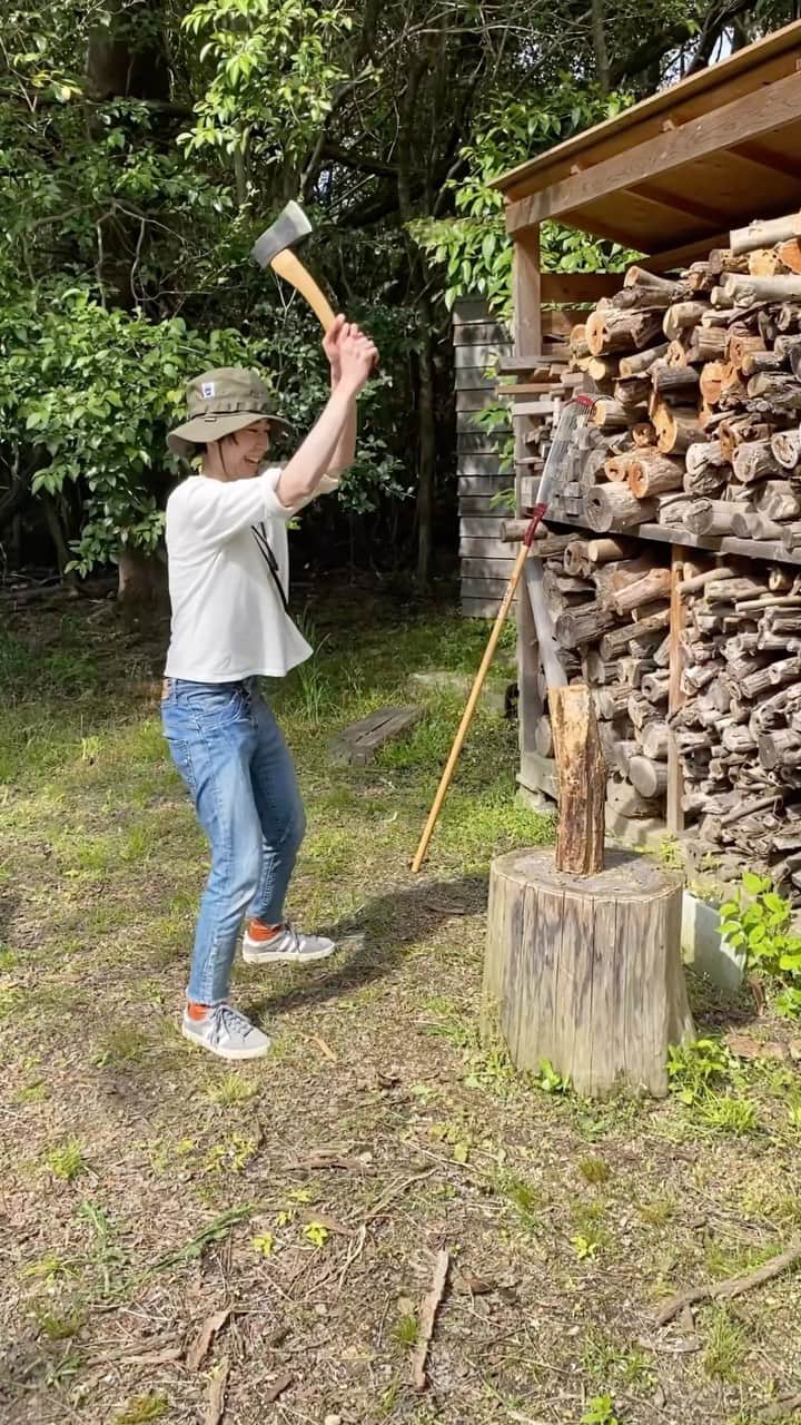 古賀陽子のインスタグラム：「へっぴり薪割り😂 フォームから見直します🪵🪓   #キャンプ #アウトドア #薪割り  #画家の日常 #artistlifestyle  #アートコレクター #絵のある暮らし #美術好きな人と繋がりたい #神戸 #西宮 #美術 #ギャラリー #アートワーク #美術館 #展覧会 #現代アート  #japaneseartist #figurativepainting #figurativeart #artcollector #exhibit #exhibition #gallery  #artistsoninstagram #oiloncanvas  #artwork #painting #contemporaryart #古賀陽子 #yokokoga」