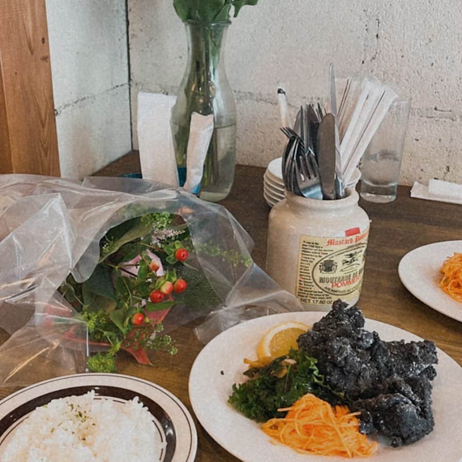 sarimaru(国木田さりまる)のインスタグラム：「もう何年も私の爪を託してるはるかさんとランチ🍽🎶 素敵なカフェ予約してくれた上に お花とプレゼントまでいただいた…😭🪄 髪色可愛すぎてもっと写真撮らせて貰えばよかった🥲🪞次こそは☑︎  またネイルを最強に更新してもらいに行きます♡ 【 @halukatanaka 】」