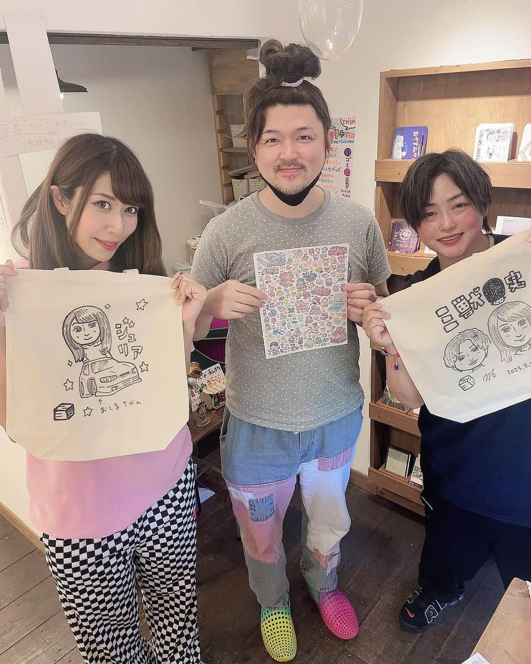 七星ジュリアのインスタグラム：「今日は326さんの個展に伺って来ました(ฅ´ω`ฅ)  可愛いがいっぱい♡ メルヘンな世界だったなぁ(〃▽〃)  トートバッグにシルビア君と私を描いてもらったよー♡ なるは三獣史(*^_^*) 即興で描くなんて凄いなぁ〜 ありがとうございました！  326さん、これからも三獣史の事、宜しくお願いします！  #326 #個展 #なる #三獣史 #七星じゅりあ」