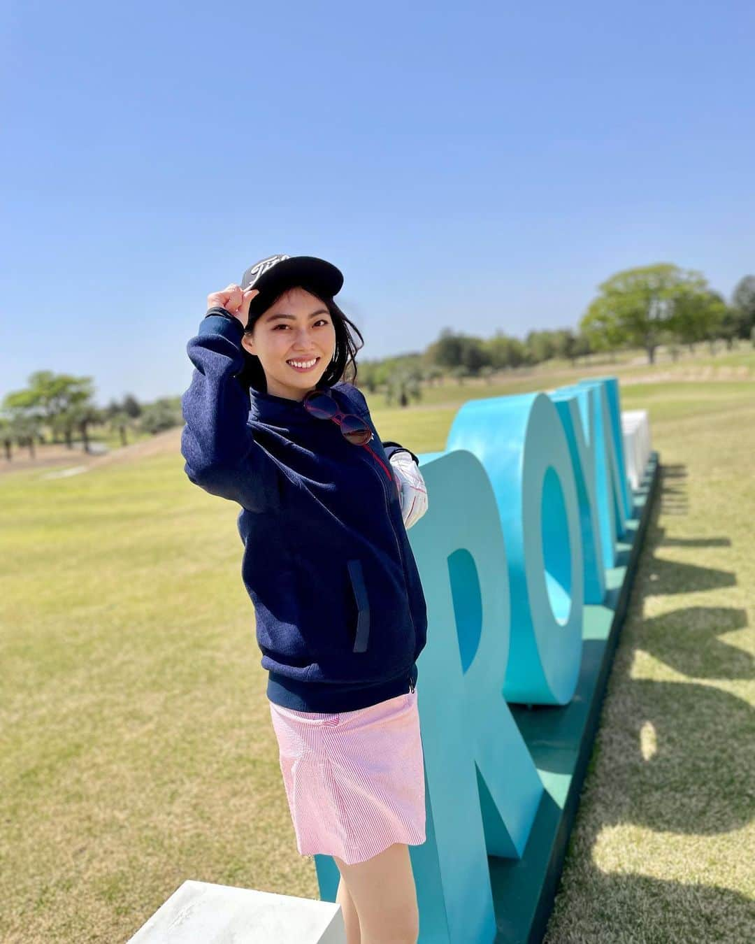 大庭絃子のインスタグラム：「📍ザ・ロイヤルゴルフクラブ ⁡ 母とラウンドデビュー⛳️ 難解なコースでしたが、ゆったり回れて楽しかった！ キャディーさんは現役プロゴルファーの方で、レッスン並みに教えていただきました🙌 ⁡ 綺麗な場所で思い出になるラウンドでした❣️ ⁡ #ザロイヤルゴルフクラブ #theroyalgolfclub  #茨城ゴルフ #ゴルフ女子 #高速グリーン #オハヨー乳業」