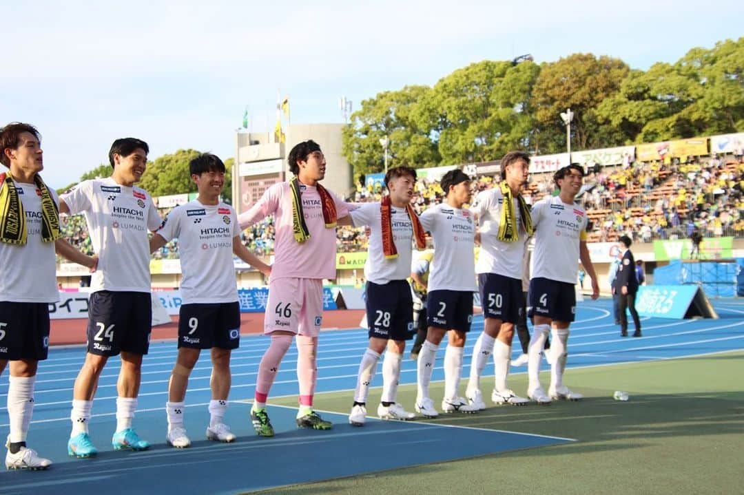 三丸拡さんのインスタグラム写真 - (三丸拡Instagram)「. . スタジアム入りから試合が終わるまで、素晴らしい後押しをありがとうございました！ ホームのような雰囲気での試合、そして勝利は最高でした。  3連戦の最後、今シーズン初の連勝を目指し、しっかりと準備します。  #柏レイソル」5月4日 20時34分 - mitttsumaru