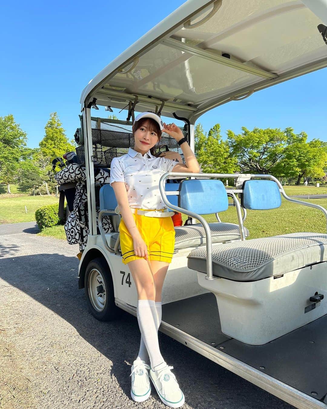 高木由梨奈のインスタグラム：「GW楽しんでますか〜？💛 私は家族でゴルフへ⛳️  この日のウェアは全身 @taylormade_golf_japan_apparel_ ✨ タクシー柄が可愛いトップスにイエローのパンツ🚕🫶 このショートパンツ、太もものところが広めで足がすごく綺麗に見えて感動🥺！ 黄色がゴルフ場でも映えてる〜✨ 日差しが強かったのでUVカットパーカーもちゃんと着たよ☀️(三枚目) 着ると少しひんやりして気持ちいいから夏でも快適に着られそう🫶！  あ〜楽しかった⛳️！ みんなのGWもぜひ聞かせて〜！👂  #ゴルフウェア #ゴルフウェアコーデ #ゴルフ女子 #ゴルフウェアレディース #ゴルフ女子コーデ #骨格ストレート #骨スト #taylormade #taylormadegolf #テーラーメイド #テーラーメイドアパレル」