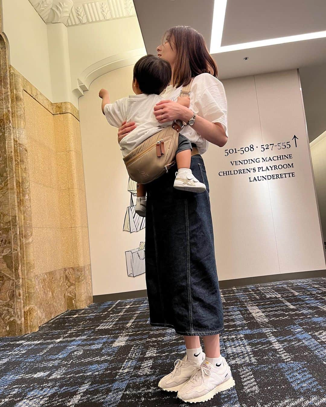 高橋麻美さんのインスタグラム写真 - (高橋麻美Instagram)「・ ・ 普段使いのショルダーバッグ👜 急に抱っこをせがまれたときに大活躍✨  簡単にヒップシートになるの😳😆😆 これがあれば荷物1個減らせて助かる😭🫶  ダブルショルダーだし腰ベルトついてるしで 肩と背中への負担が分散されるのも嬉しい😊  ほんと使い方楽ちんだから載せた動画見て🤞  夫と併用できるデザインも🙆‍♀️  @norn.official の“ N/ORN Máni（ノルンマーニ）” キャンプファイヤーで先行販売中だよ😙 数量限定でお得に買えるらしい🤭  #1歳児#育児#1歳児育児#だっこ#抱っこ抱っこ#1歳#pr #hipseat#sponsored#norn#ノルン#抱っこバッグ #ヒップシート#マザーズバッグ#抱っこカバン#nornbag #歩育#セカンド抱っこ紐#nornmani#ノルンマーニ #ちょい抱っこ」5月4日 20時46分 - charmy421