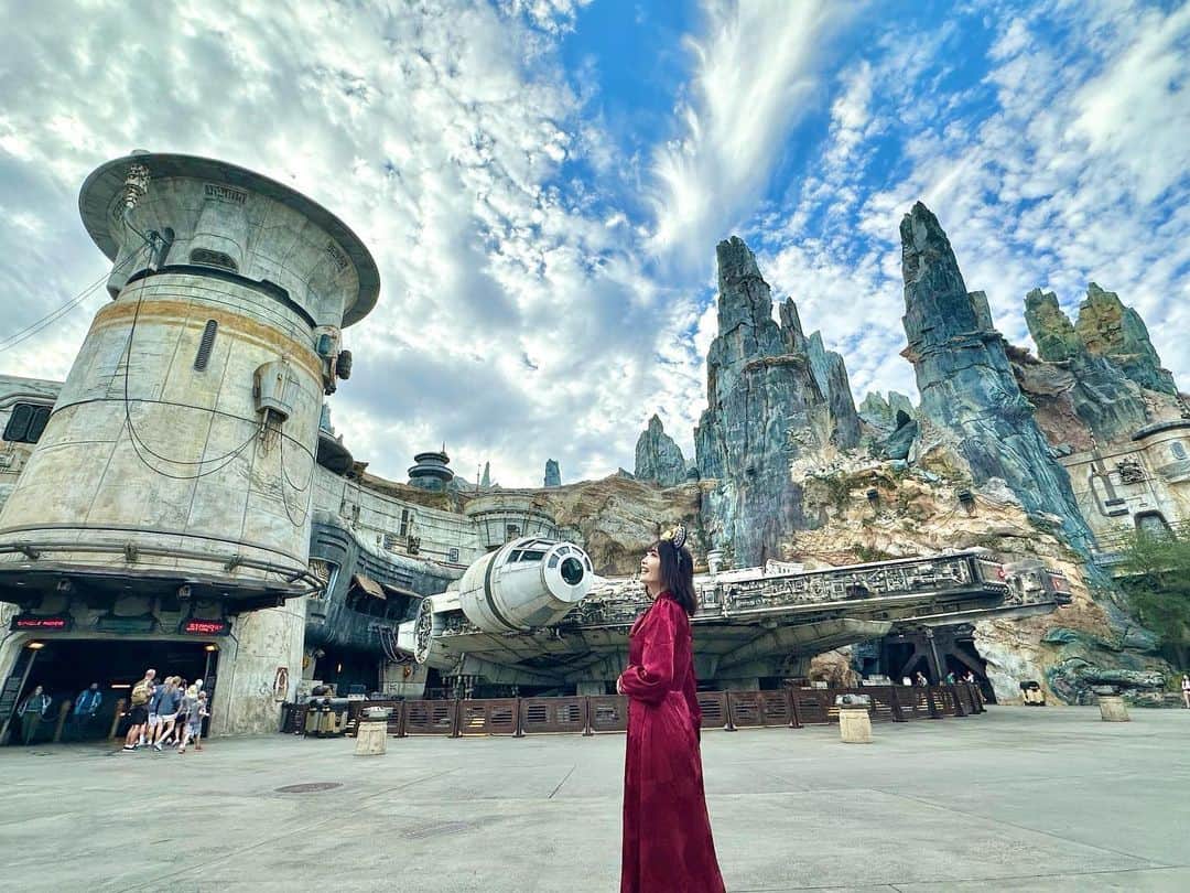 浅井麻里さんのインスタグラム写真 - (浅井麻里Instagram)「🎬WDW✨ハリウッドスタジオ🎬 ⁡ 今日は、スター・ウォーズの日なんだって✨ ⁡ ってことで、フロリダのWalt Disney Worldの ハリウッドスタジオにある、 スター・ウォーズ：ギャラクシーズ・エッジの写真❤️📸 ⁡ ここは、2つあるアトラクションのうちの、 ミレニアム・ファルコン：スマグラーズ・ラン💫 ⁡ 〝銀河系最速のガラクタ〟のコックピットに乗り込んで スリリングなミッションを体験できるの！😍💕 ⁡ もう一つのアトラクションの、 ライズ・オブ・ザ・レジスタンスの写真ものせとく♬ そっちは、レジスタンスに加わって、 ファースト・オーダーとの最高潮の戦いに参戦💫⚔️ ⁡ もうね、迫力が凄過ぎてめっっちゃ面白かった！🥹✨ さすが大人気アトラクション✨ ⁡ アトラクション乗り場までのキューラインも凝ってて 並んでる時間も楽しい❤️ ⁡ 特に、ずらーっと並んだストームトルーパーは圧巻！！ ぜひ最後の動画見てねーー！！👀💕 ⁡ ⁡ #スターウォーズ #スターウォーズの日 #ギャラクシーズエッジ #スターウォーズギャラクシーズエッジ #ライズオブザレジスタンス #ミレニアムファルコン #ミレニアムファルコンスマグラーズラン #スターウォーズエリア #ストームトルーパー #ディズニーワールド #ハリウッドスタジオ #海外パーク #ウォルトディズニーワールド #フロリダディズニー #ディズニー旅行 #海外ディズニー #wdw #waltdisneyworld #フロリダ #海外旅行 #アメリカ旅行 #disneypark #disneyparks #hollywoodstudios #starwars #starwarsriseoftheresistance #wdwomari」5月4日 20時46分 - mari_asai_625