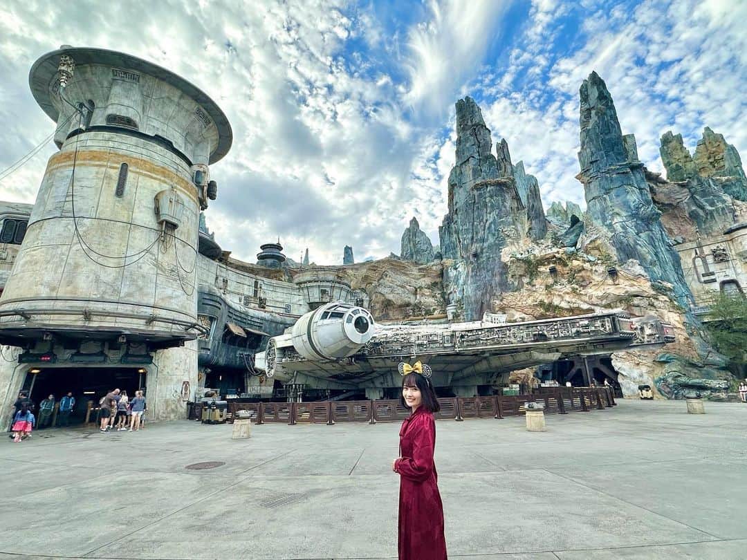 浅井麻里さんのインスタグラム写真 - (浅井麻里Instagram)「🎬WDW✨ハリウッドスタジオ🎬 ⁡ 今日は、スター・ウォーズの日なんだって✨ ⁡ ってことで、フロリダのWalt Disney Worldの ハリウッドスタジオにある、 スター・ウォーズ：ギャラクシーズ・エッジの写真❤️📸 ⁡ ここは、2つあるアトラクションのうちの、 ミレニアム・ファルコン：スマグラーズ・ラン💫 ⁡ 〝銀河系最速のガラクタ〟のコックピットに乗り込んで スリリングなミッションを体験できるの！😍💕 ⁡ もう一つのアトラクションの、 ライズ・オブ・ザ・レジスタンスの写真ものせとく♬ そっちは、レジスタンスに加わって、 ファースト・オーダーとの最高潮の戦いに参戦💫⚔️ ⁡ もうね、迫力が凄過ぎてめっっちゃ面白かった！🥹✨ さすが大人気アトラクション✨ ⁡ アトラクション乗り場までのキューラインも凝ってて 並んでる時間も楽しい❤️ ⁡ 特に、ずらーっと並んだストームトルーパーは圧巻！！ ぜひ最後の動画見てねーー！！👀💕 ⁡ ⁡ #スターウォーズ #スターウォーズの日 #ギャラクシーズエッジ #スターウォーズギャラクシーズエッジ #ライズオブザレジスタンス #ミレニアムファルコン #ミレニアムファルコンスマグラーズラン #スターウォーズエリア #ストームトルーパー #ディズニーワールド #ハリウッドスタジオ #海外パーク #ウォルトディズニーワールド #フロリダディズニー #ディズニー旅行 #海外ディズニー #wdw #waltdisneyworld #フロリダ #海外旅行 #アメリカ旅行 #disneypark #disneyparks #hollywoodstudios #starwars #starwarsriseoftheresistance #wdwomari」5月4日 20時46分 - mari_asai_625