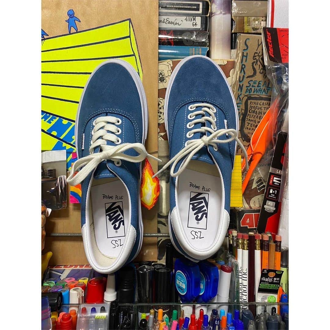 ビームスさんのインスタグラム写真 - (ビームスInstagram)「… VANS × BEAMS PLUS × SSZ 5.13（Sat.）Release  @vans @vansjapan @beams_plus @katoyasai @beams_mens_casual  〈SSZ〉と〈BEAMS PLUS〉がサーフィンやスケートボードをはじめ、サブカルチャーを牽引する〈VANS〉に別注した、ブランドの代表モデル『ERA』と『SLIP ON』の2型をリリースします。  アッパーのスエードはタフさはもちろんのこと上品な印象の仕上がりに。また、当時のクリアワッフルソールを踏襲し、ステッチやパッドのボリューム感など細部のディテールまでこだわりました。 西海岸の空と海を連想させる美しいネイビーカラーは、幅広いコーディネートをお楽しみいただけます。  販売規約は下記URLからご確認ください。 ※販売規約は予告なく変更する場合がございます。予めご了承ください。2023.05.05  詳しくはこちらから！ https://bit.ly/3AXeWag 🔗→@beams_official ストーリーズハイライト”Pick up Items”より  #vans #beamsplus #ssz #era #slipon」5月5日 20時00分 - beams_official