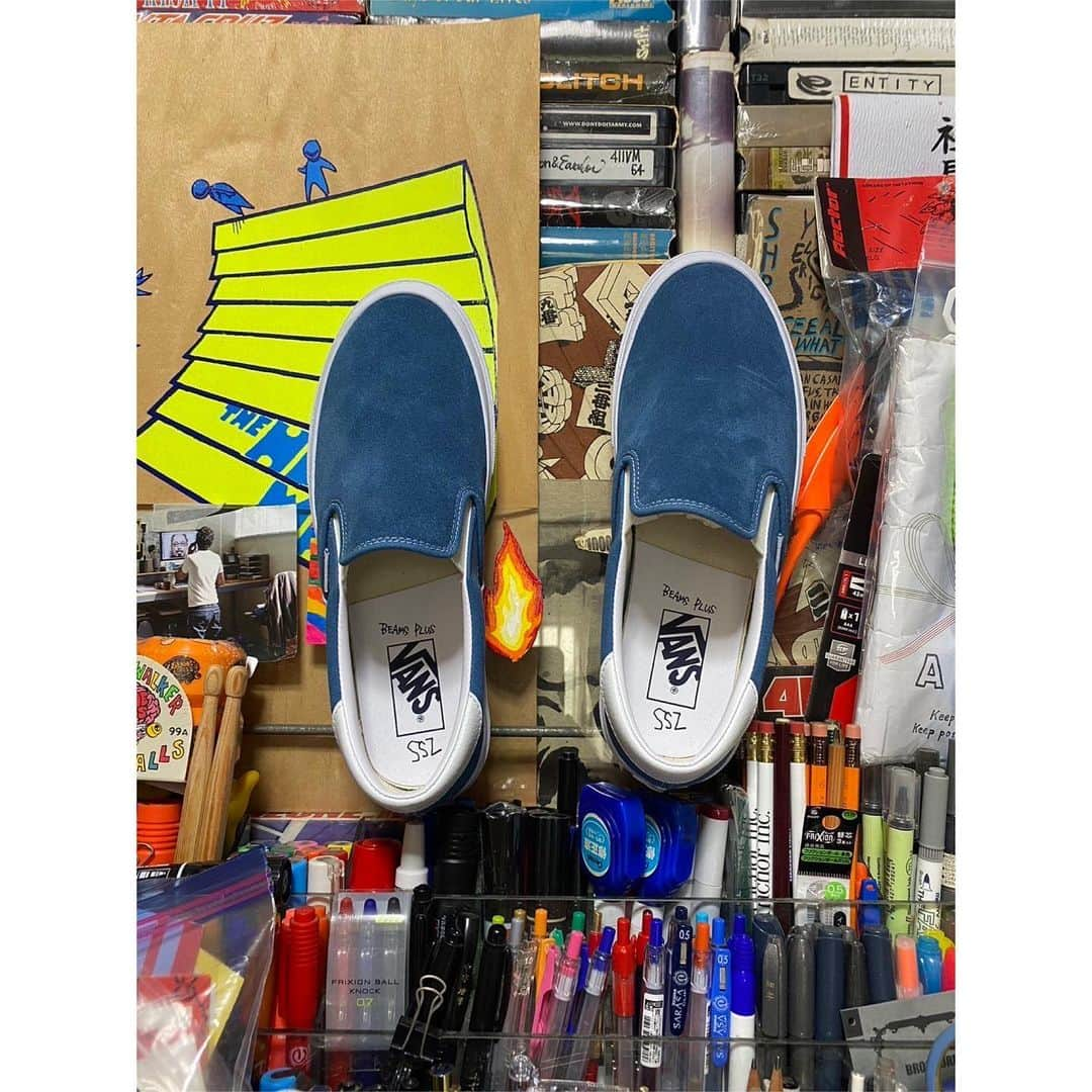 ビームスさんのインスタグラム写真 - (ビームスInstagram)「… VANS × BEAMS PLUS × SSZ 5.13（Sat.）Release  @vans @vansjapan @beams_plus @katoyasai @beams_mens_casual  〈SSZ〉と〈BEAMS PLUS〉がサーフィンやスケートボードをはじめ、サブカルチャーを牽引する〈VANS〉に別注した、ブランドの代表モデル『ERA』と『SLIP ON』の2型をリリースします。  アッパーのスエードはタフさはもちろんのこと上品な印象の仕上がりに。また、当時のクリアワッフルソールを踏襲し、ステッチやパッドのボリューム感など細部のディテールまでこだわりました。 西海岸の空と海を連想させる美しいネイビーカラーは、幅広いコーディネートをお楽しみいただけます。  販売規約は下記URLからご確認ください。 ※販売規約は予告なく変更する場合がございます。予めご了承ください。2023.05.05  詳しくはこちらから！ https://bit.ly/3AXeWag 🔗→@beams_official ストーリーズハイライト”Pick up Items”より  #vans #beamsplus #ssz #era #slipon」5月5日 20時00分 - beams_official