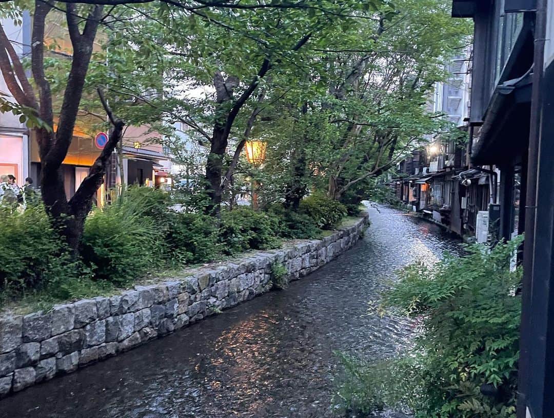 吉原珠央さんのインスタグラム写真 - (吉原珠央Instagram)「今年初の京都へ✨  毎日たくさん歩いて、サイクリングしたり、予定を入れずに家族とリラックスして過ごしています。  こころも体も軽く感じます😊  お天気にも恵まれ、日焼けしそうです！  #京都 #のんびり #どちらも #かなり混んでいます！ #京都旅行  #美味しいお店」5月4日 20時38分 - tamaoyoshihara