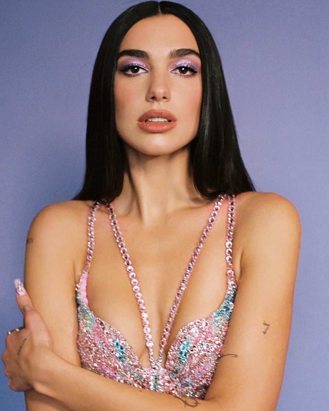 Vogueさんのインスタグラム写真 - (VogueInstagram)「Following a star-studded runway show in Los Angeles, @Versace is set to stage its summer collection in Cannes on May 23. The pieces will be co-designed by chief creative officer @Donatella_Versace and global pop star @DuaLipa, who has been a prominent ambassador for the Italian luxury house since AW21. Learn more at the link in bio.   Above: Dua Lipa in Versace at the 2021 Grammys. Photo by @laleekley .」5月4日 20時38分 - voguemagazine