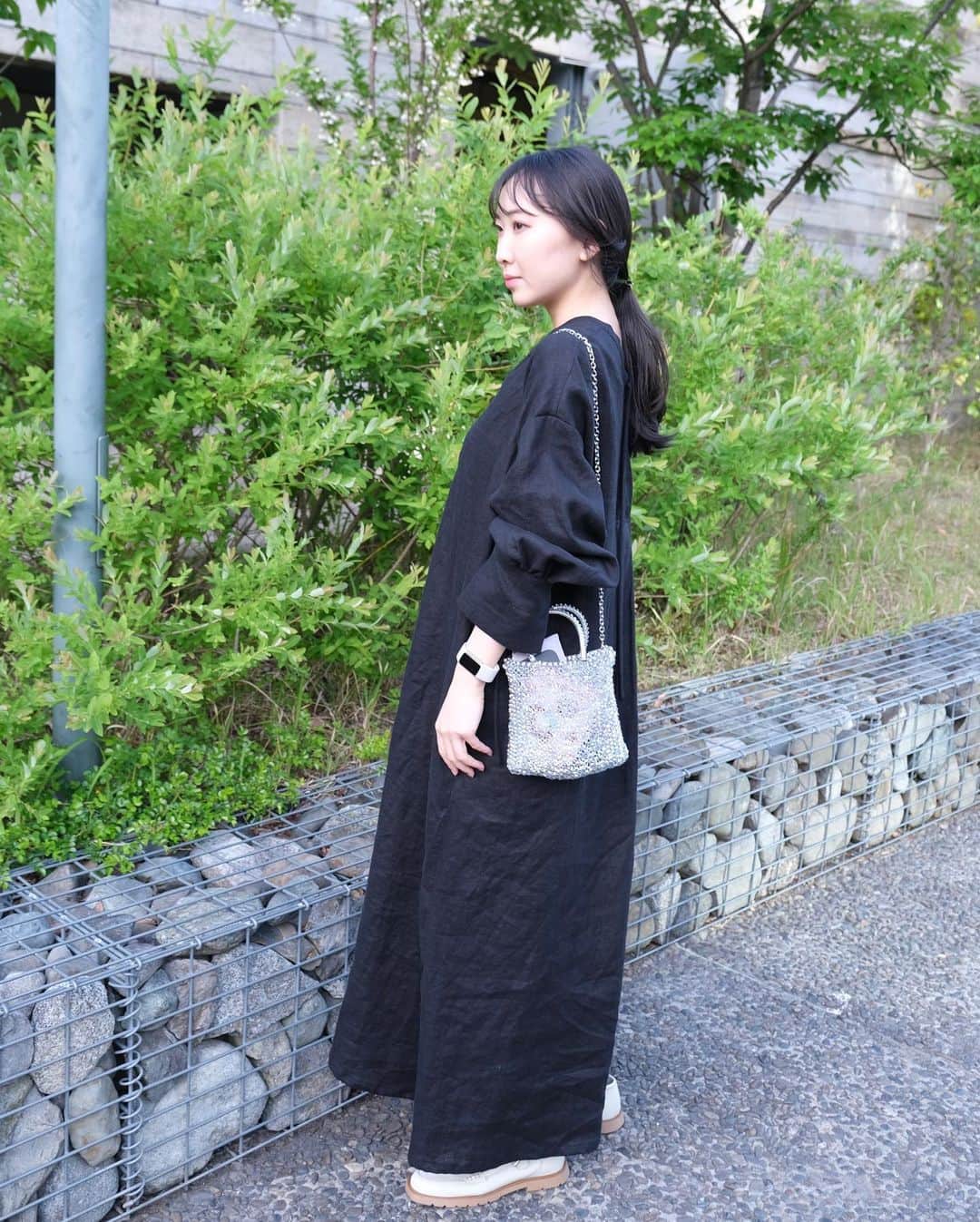 仁藤萌乃さんのインスタグラム写真 - (仁藤萌乃Instagram)「linen caftan dress🐈‍⬛  やっと下ろせた日本製のリネンカフタンドレス。 後ろ姿が特に可愛いから髪の毛はまとめて。 長袖だけど、袖をまくらずに紐で結んで短く出来るのが嬉しい〜 リネンは風通しが良くて涼しいから真夏まで着られるし 凪さんの毛がつきにくいから、黒でも着やすくて最高♩  スマートウォッチは正直見た目が好みではないのですが、 最近不整脈が酷かったので渋々購入😂笑 でもやっぱり、ファッションから浮く感じが気になっちゃう…。  dress/ @and__her  bag/ @anteprima_japan  shoes/ Stilmoda @rosebud_official_」5月4日 20時39分 - moeno.n_official