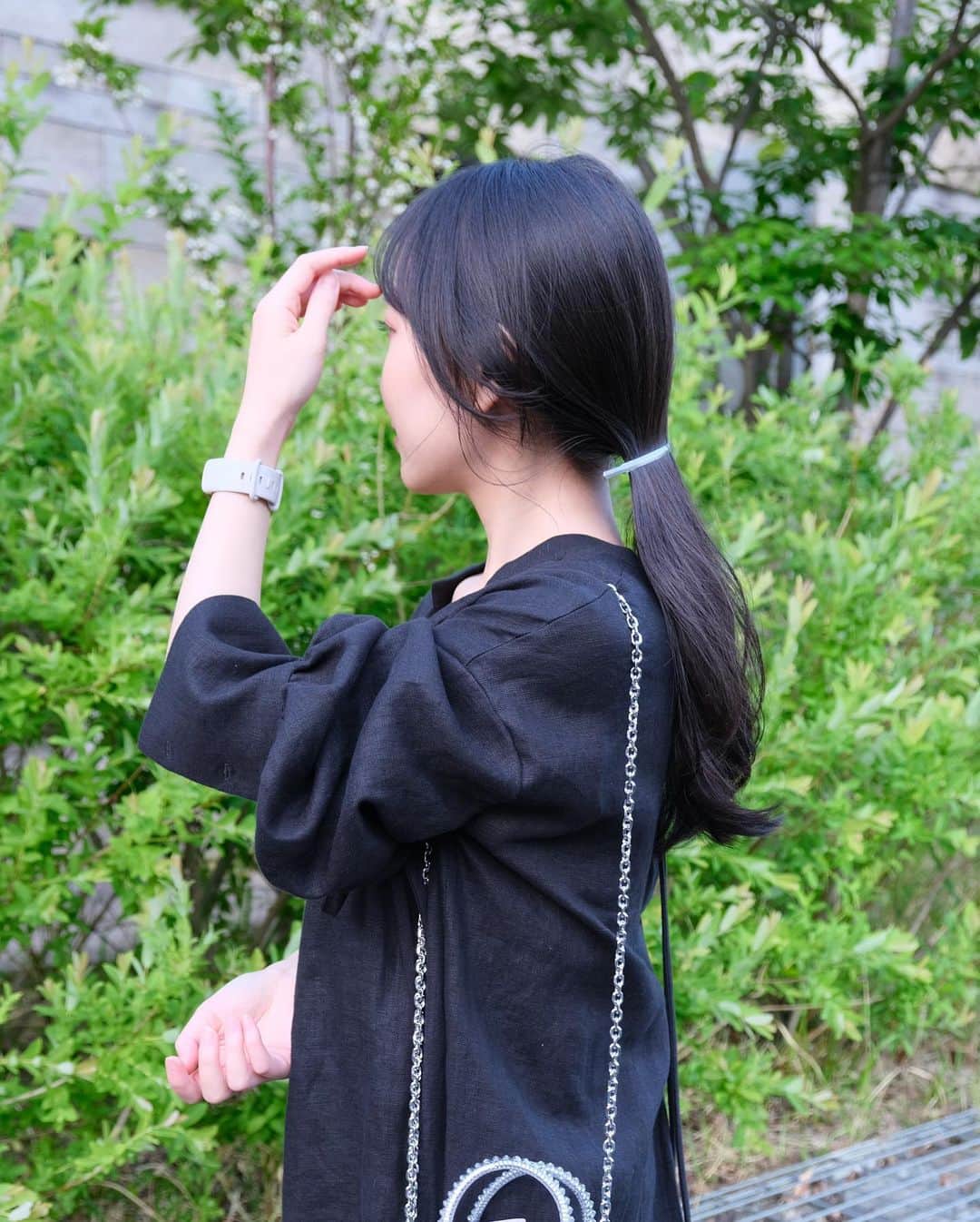 仁藤萌乃さんのインスタグラム写真 - (仁藤萌乃Instagram)「linen caftan dress🐈‍⬛  やっと下ろせた日本製のリネンカフタンドレス。 後ろ姿が特に可愛いから髪の毛はまとめて。 長袖だけど、袖をまくらずに紐で結んで短く出来るのが嬉しい〜 リネンは風通しが良くて涼しいから真夏まで着られるし 凪さんの毛がつきにくいから、黒でも着やすくて最高♩  スマートウォッチは正直見た目が好みではないのですが、 最近不整脈が酷かったので渋々購入😂笑 でもやっぱり、ファッションから浮く感じが気になっちゃう…。  dress/ @and__her  bag/ @anteprima_japan  shoes/ Stilmoda @rosebud_official_」5月4日 20時39分 - moeno.n_official