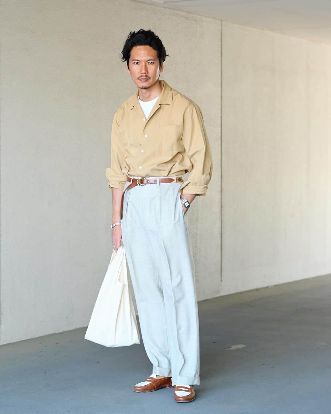 Shuhei Nishiguchiのインスタグラム：「"Classy Casual as usual"◀︎◀︎◀︎7pics アースカラーはやはり日焼けした肌の方が馴染みます。 歳も歳ですからいつも大人っぽいカジュアルスタイルを大切にしたいですね。  【ITEM】 Shirt： @poloralphlauren  T-shirt： @beams_f  Trousers： @poloralphlauren  Belt： maison_gauchos Shoes： @colehaan 80's Watch： @cartier 80's  #mensstreetstyle #mensclothing #vintagefashion #vintagewatch #mensweardaily #spezzatura #outfitmen」