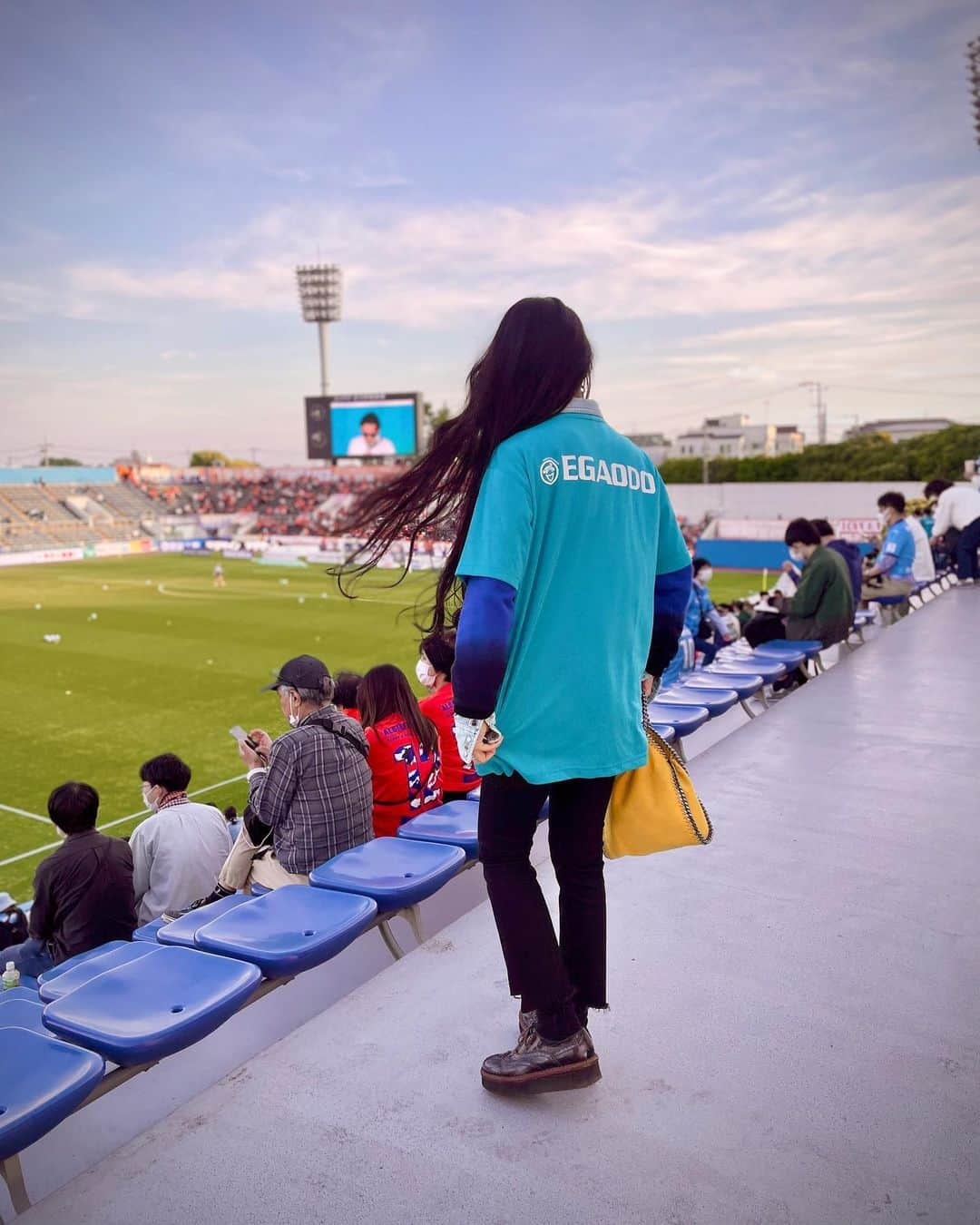 北川富紀子さんのインスタグラム写真 - (北川富紀子Instagram)「@yokohamafc_official 何年ぶりかのサッカー観戦！🍻🇯🇵 . . いつもお世話になっている 接骨院＆整骨院＆鍼灸院  「笑顔道」 @egaodo.group  @egaodo.sangenjaya   がスポンサーをしている、  ーーーーーーーーーーー 🇯🇵横浜FC   vs   ⚽️アルビレックス新潟 ーーーーーーーーーーー . . . . 笑顔道マッチでした！ . . . . 結果は… . . . . . . . 横浜FCの今季初勝利！！！！！ . . . わーーー！！！！✨  おめでとうございます！！！👏 . . . . 笑顔道マッチで初勝利！ めちゃくちゃ嬉しいです✨ さすが！ . . . それにしても めっちゃくちゃ楽しかった〜 . . . . どちらのチームも戦う選手たちと応援するみんなの熱い気持ちが１つになっていました！ . . . みんなで声出しOKのスポーツ観戦、最高だね！ . . . 控えめに言って、胸熱でした…。✨ . . . @egaodoshiba 素敵なサッカー観戦のお誘い、ありがとうございました！🙏✨ . . . . . #横浜FC #アルビレックス新潟 #笑顔道マッチ  #笑顔道 #接骨院#整骨院」5月4日 20時43分 - tokiko_kitagawa_