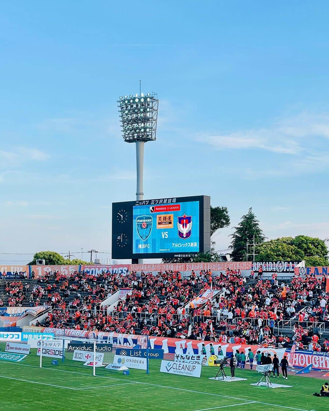 北川富紀子さんのインスタグラム写真 - (北川富紀子Instagram)「@yokohamafc_official 何年ぶりかのサッカー観戦！🍻🇯🇵 . . いつもお世話になっている 接骨院＆整骨院＆鍼灸院  「笑顔道」 @egaodo.group  @egaodo.sangenjaya   がスポンサーをしている、  ーーーーーーーーーーー 🇯🇵横浜FC   vs   ⚽️アルビレックス新潟 ーーーーーーーーーーー . . . . 笑顔道マッチでした！ . . . . 結果は… . . . . . . . 横浜FCの今季初勝利！！！！！ . . . わーーー！！！！✨  おめでとうございます！！！👏 . . . . 笑顔道マッチで初勝利！ めちゃくちゃ嬉しいです✨ さすが！ . . . それにしても めっちゃくちゃ楽しかった〜 . . . . どちらのチームも戦う選手たちと応援するみんなの熱い気持ちが１つになっていました！ . . . みんなで声出しOKのスポーツ観戦、最高だね！ . . . 控えめに言って、胸熱でした…。✨ . . . @egaodoshiba 素敵なサッカー観戦のお誘い、ありがとうございました！🙏✨ . . . . . #横浜FC #アルビレックス新潟 #笑顔道マッチ  #笑顔道 #接骨院#整骨院」5月4日 20時43分 - tokiko_kitagawa_