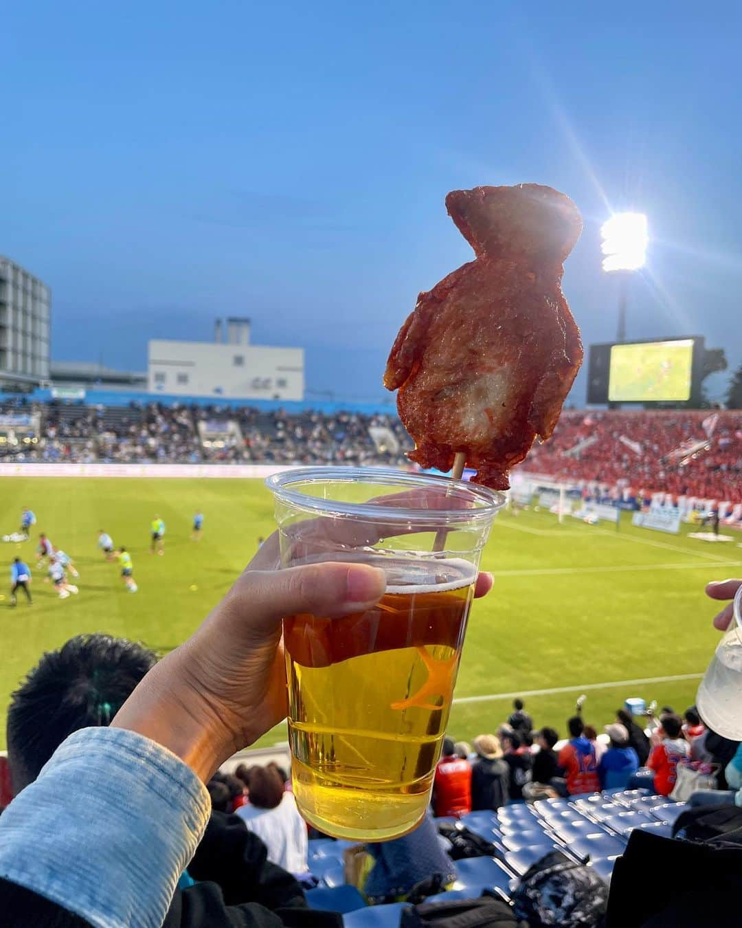 北川富紀子のインスタグラム：「@yokohamafc_official 何年ぶりかのサッカー観戦！🍻🇯🇵 . . いつもお世話になっている 接骨院＆整骨院＆鍼灸院  「笑顔道」 @egaodo.group  @egaodo.sangenjaya   がスポンサーをしている、  ーーーーーーーーーーー 🇯🇵横浜FC   vs   ⚽️アルビレックス新潟 ーーーーーーーーーーー . . . . 笑顔道マッチでした！ . . . . 結果は… . . . . . . . 横浜FCの今季初勝利！！！！！ . . . わーーー！！！！✨  おめでとうございます！！！👏 . . . . 笑顔道マッチで初勝利！ めちゃくちゃ嬉しいです✨ さすが！ . . . それにしても めっちゃくちゃ楽しかった〜 . . . . どちらのチームも戦う選手たちと応援するみんなの熱い気持ちが１つになっていました！ . . . みんなで声出しOKのスポーツ観戦、最高だね！ . . . 控えめに言って、胸熱でした…。✨ . . . @egaodoshiba 素敵なサッカー観戦のお誘い、ありがとうございました！🙏✨ . . . . . #横浜FC #アルビレックス新潟 #笑顔道マッチ  #笑顔道 #接骨院#整骨院」