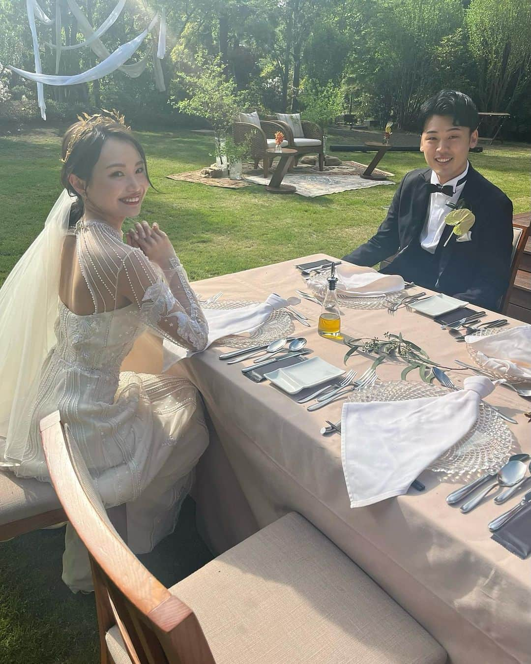 氏家夏乃さんのインスタグラム写真 - (氏家夏乃Instagram)「---  2023.04.29  👰🏼‍♀️🖤🐻  緑に囲まれながら 結婚式を挙げてきました,  憧れだった念願の海外風 #ガーデンウェディング ✌︎  お越しいただいた皆さま 準備から励まして応援してくださった皆さま方 本当にありがとうございました🙇✨✨  キセキ的に晴天に恵まれ、 想像していた以上に素敵な空間で 参列者の方々も全力で楽しんでくれ 夫婦2人でまだまだ余韻のgw🫶🏻☀︎  普通の式と異なる部分も多く 準備は涙目になりつつも 周りに励まされ頑張ったので 少しこれから投稿させてください🤣笑  #ウェディングドレス は 繊細な刺繍がpointでガーデンに映えそうな ナチュラルな印象のストレートに👰🏼‍♀️◎◎ @temperleylondon  @temperleybridal   背中の空き感も首元のビーズも やはり360°可愛かったなぁ、、  #ウェディングベール は ロングのものをあえて下めにつけて 抜け感をだしてもらいました🤤🤍  〜 #gardenwedding #amandanhills  #temperleylondon #novarese #アマンダンヒルズ  #海外風ウェディング  #低身長花嫁 #アマンダンヒルズ花嫁 #ウェディングソムリエアンバサダー #ガーデンウェディングドレス」5月4日 20時43分 - natsuno_ujiie