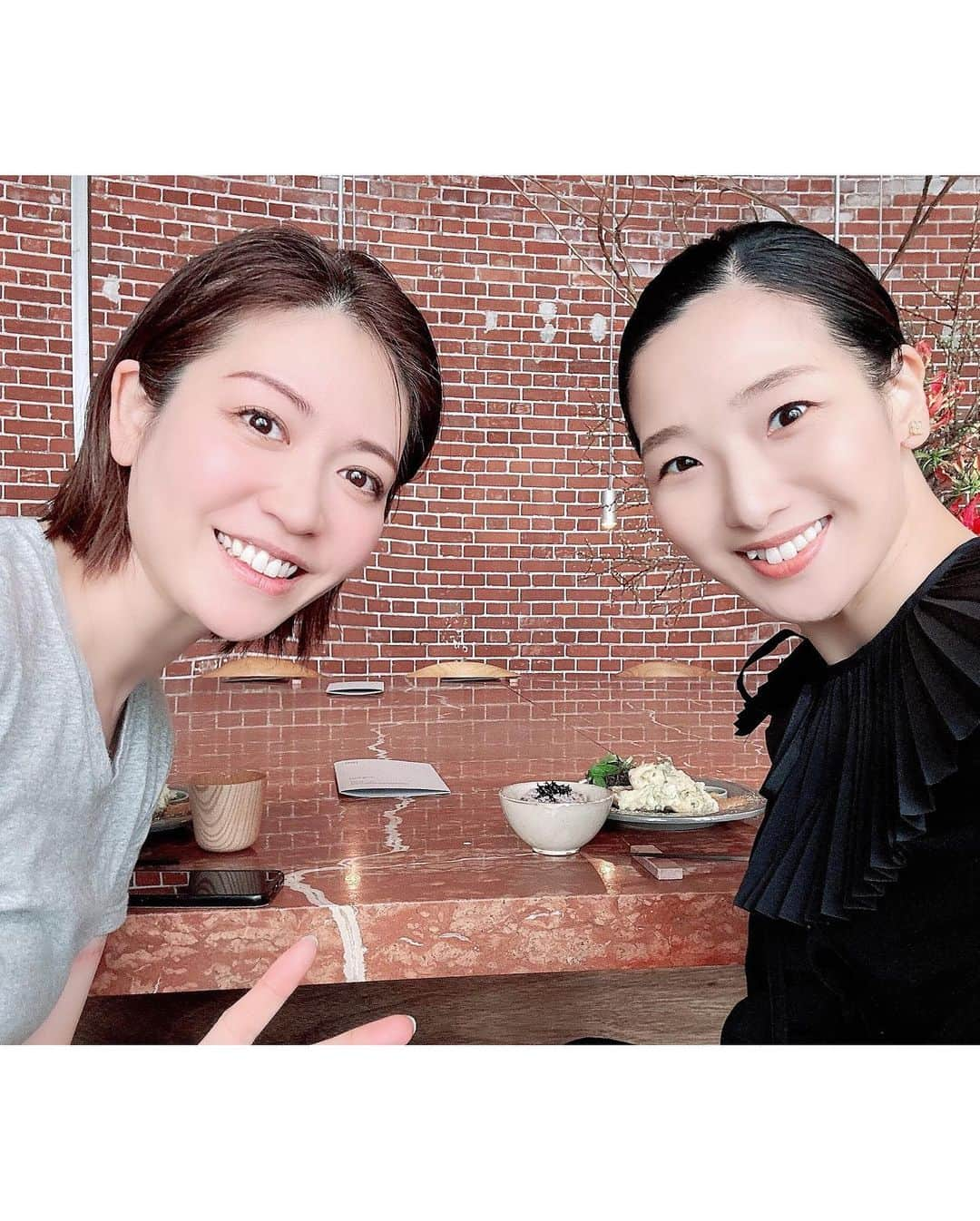 悠未ひろさんのインスタグラム写真 - (悠未ひろInstagram)「宙組東京公演がもうすぐ始まりますね！  時差投稿 宙組大劇場、千穐楽報告会（笑） 宙組っ子みんな、きっと離れていても、心は宝塚にパワーを送ってくれていたことでしょう…✨  れーれもまさこも、会ってまずは… 「どうでしたかっ⁉️宙組千穐楽😃」 全てを報告しながら、あるシーンの説明でうるうる🥹するまさこと、説明しながらうるうる🥹するワシ（笑） 同時泣き🤣  れーれもまさこも私も、宙組で同じ経験をしてきてるから、感じる部分も同じなんですよね、きっと。  6/11まで、宙組愛で全力で応援✨✨✨✨✨✨✨✨ ぱわっ  #ランチした #別日の話だよ  #すみれ乃麗 ちゃん #十輝いりす ちゃん #悠未ひろ  #写真3枚目は #体の大きさ通りのご飯の盛り #写真4枚目は #待ち合わせはこの風貌だった子 #さっそく爆笑からスタートでした #ランチ #元宙組 #宝塚og #東京公演頑張ってください  #とある日の #投稿  #宙組応援隊」5月4日 20時43分 - hiroyuumitomo