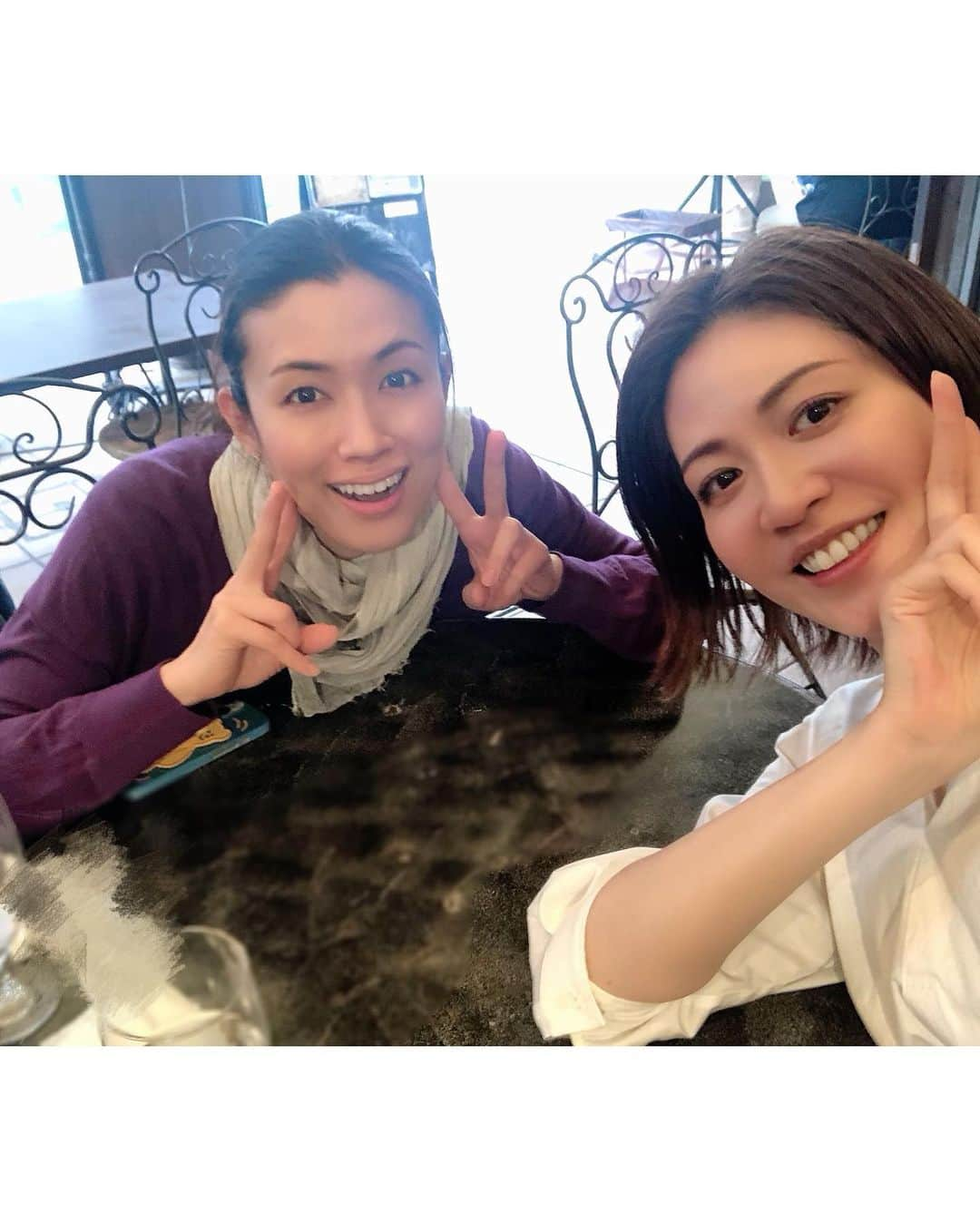 悠未ひろさんのインスタグラム写真 - (悠未ひろInstagram)「宙組東京公演がもうすぐ始まりますね！  時差投稿 宙組大劇場、千穐楽報告会（笑） 宙組っ子みんな、きっと離れていても、心は宝塚にパワーを送ってくれていたことでしょう…✨  れーれもまさこも、会ってまずは… 「どうでしたかっ⁉️宙組千穐楽😃」 全てを報告しながら、あるシーンの説明でうるうる🥹するまさこと、説明しながらうるうる🥹するワシ（笑） 同時泣き🤣  れーれもまさこも私も、宙組で同じ経験をしてきてるから、感じる部分も同じなんですよね、きっと。  6/11まで、宙組愛で全力で応援✨✨✨✨✨✨✨✨ ぱわっ  #ランチした #別日の話だよ  #すみれ乃麗 ちゃん #十輝いりす ちゃん #悠未ひろ  #写真3枚目は #体の大きさ通りのご飯の盛り #写真4枚目は #待ち合わせはこの風貌だった子 #さっそく爆笑からスタートでした #ランチ #元宙組 #宝塚og #東京公演頑張ってください  #とある日の #投稿  #宙組応援隊」5月4日 20時43分 - hiroyuumitomo