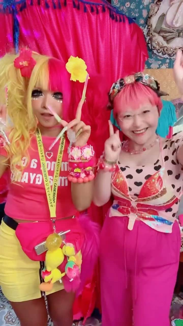 millnaのインスタグラム：「初日、大盛況‼️GWはデデ©︎の超ギャル🌺❣️な個展やってるよ〜‼️カワイイカルト高円寺店 @kawaiicultv にて、7日まで🎶  #デデ #高円寺 #gw #ゴールデンウィーク #y2k #ギャル #gyaru」