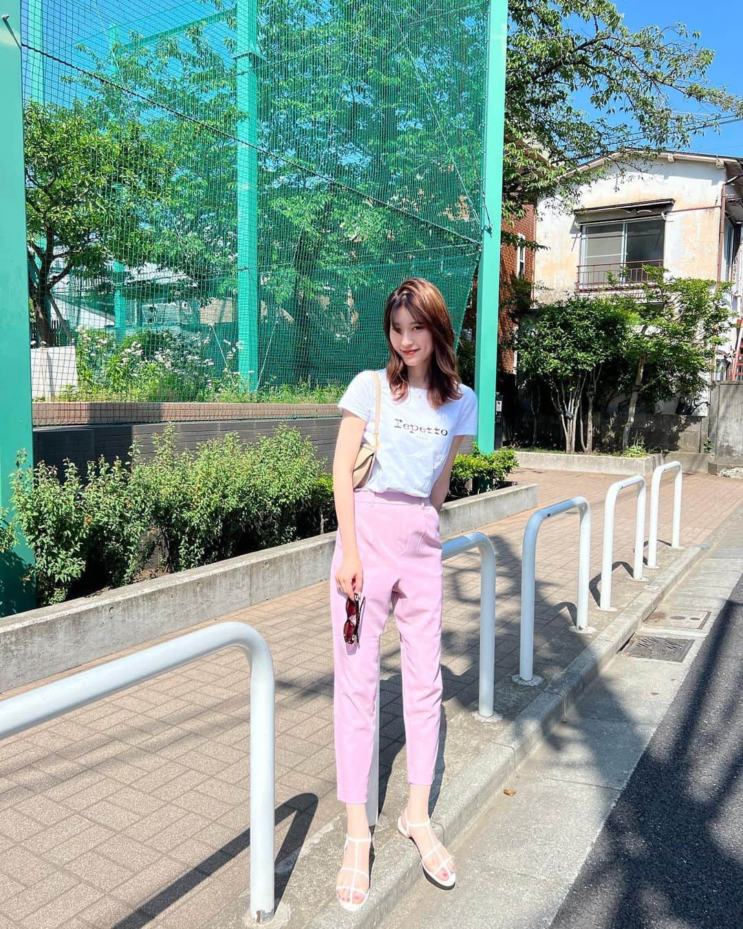 小山莉奈のインスタグラム：「@levernis_official のサンダル🤍 もう夏だ〜 . #levernis #ルベルニ  #夏コーデ #カジュアルコーデ #カジュアルファッション #サンダル  #今日のコーデ #シンプルコーデ #コーデ #リラックスコーデ #きれいめコーデ #きれいめカジュアル」