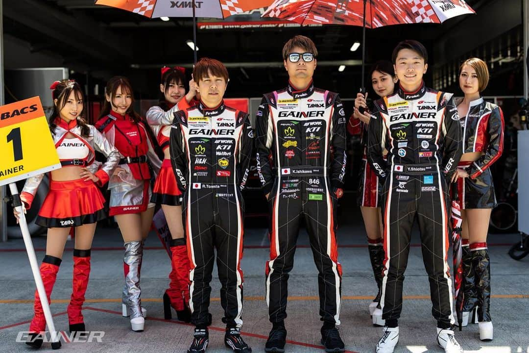 天間晴香さんのインスタグラム写真 - (天間晴香Instagram)「SUPER GT Round2🏁 11号車、7番手スタート！10号車は8番手スタートから怪我なく、無事にゴールしました🏎💛  皆さん応援ありがとうございました！💛💪🏻  気をつけてお帰りくださいね！🚙 次は鈴鹿でお会いしましょう🤗✨  GAINERオリジナルグッズも好評でしたのでまた次の物販の時に皆さんもGETしてくださいね👏  あと、GW中の来場者凄かった！  #Supergt #富田竜一郎選手 #石川京侍選手  #塩津佑介選手 #安田裕信選手 #大草りき選手  #SGT2023 #GAINER #ゲイナー #gainertanaxgtr  #PONOSGAINERGTR #モータースポーツが好きな人と繋がりたい  #スーパーGTレースクイーン #GTレースクイーン #天間晴香 #はるちむ #ゲイナージーク #GAINERsieg #GAINERレースクィーン #GAINERRQ #GAINERレースクイーン #低身長レースクイーン #モータースポーツ #グランドツーリング #低身長GTレースクイーン  #スーパーGT #スーパーGT2023」5月4日 20時47分 - haruchimu23