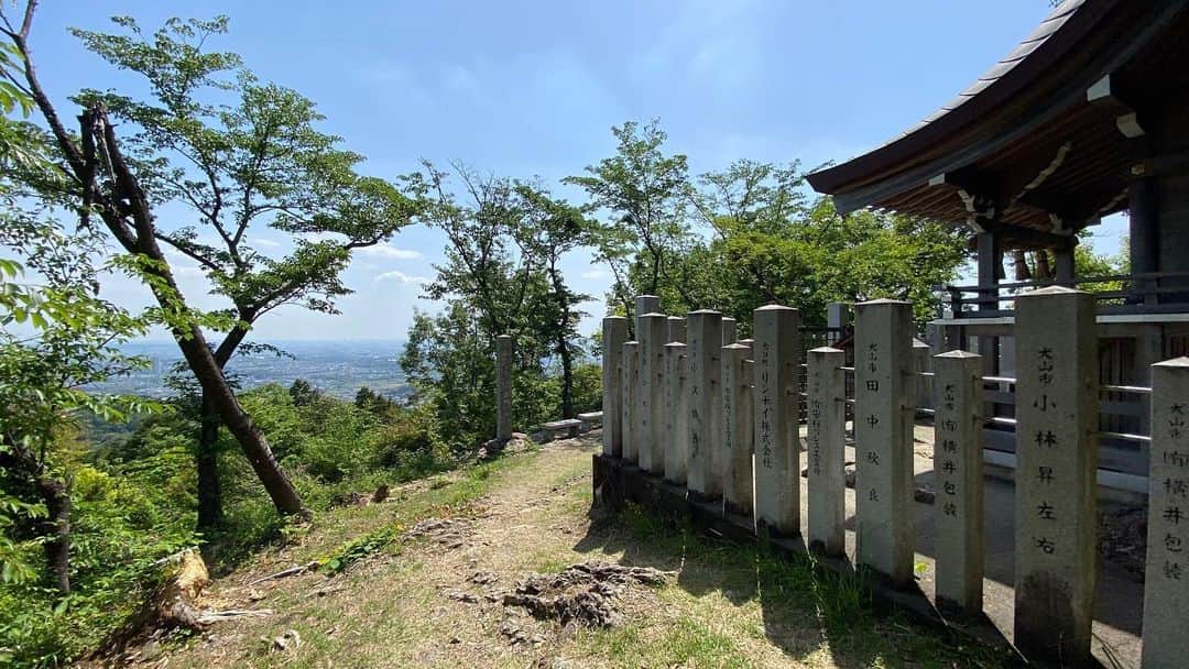 長谷川ヨシテルのインスタグラム：「織田信長が築城を計画した【本宮山】(大縣神社の奥の宮)に登ってきました〜⛰️ 清洲城からここに城を築いて移ろうとしたけど、反対もあって小牧山城にした、というあの逸話の舞台です！ 信長、山城への憧れあったんだろーなって思った！🏯  #織田信長 #二宮山 #本宮山 #大縣神社  #愛知県犬山市」