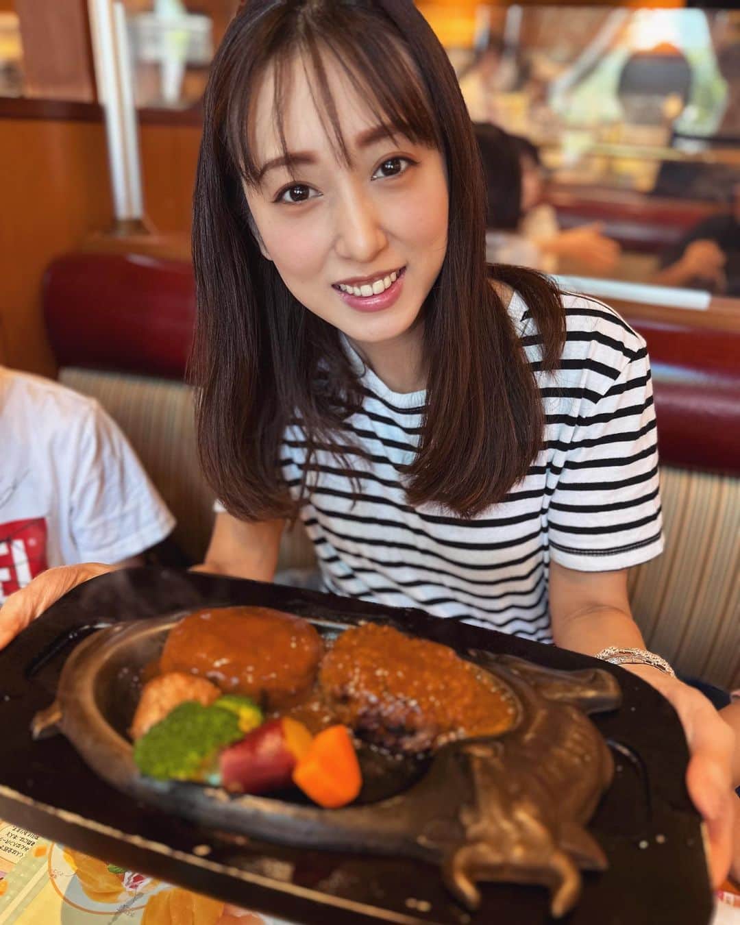 中西麻里衣のインスタグラム：「gw静岡伊豆旅行〜🗻  パパも私も是非とおすすめされていた『炭火焼きレストランさわやか』に行けました〜🗻🙌 げんこつバンバーグミックスにして2つのソース😋美味しかったー❗️ あまりの混みように達成感すごい😂 せっかくのでステーキも食べました♡  残りの数日は東京で楽しみます🗼」