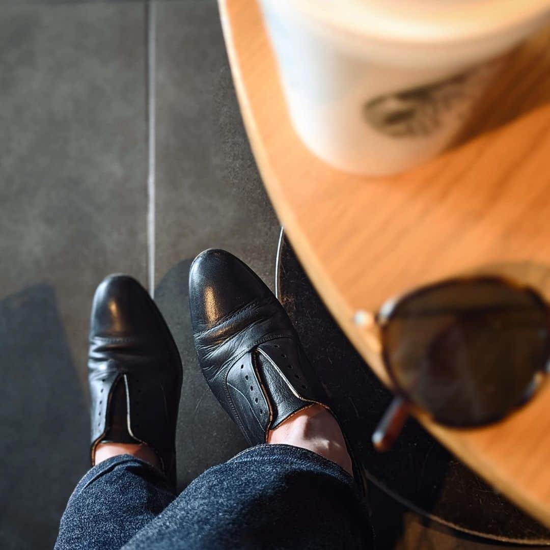 前田紀至子さんのインスタグラム写真 - (前田紀至子Instagram)「数年前に珍しく白と黒を色ち買いした靴、変わらず今年も活躍しています。  この頃と比べると随分値上がりしましたね、今持っているお気に入りを永く大切に使わねば。  #hermes#oliverpeoples#apc#hermesshoes」5月4日 20時51分 - ki45m