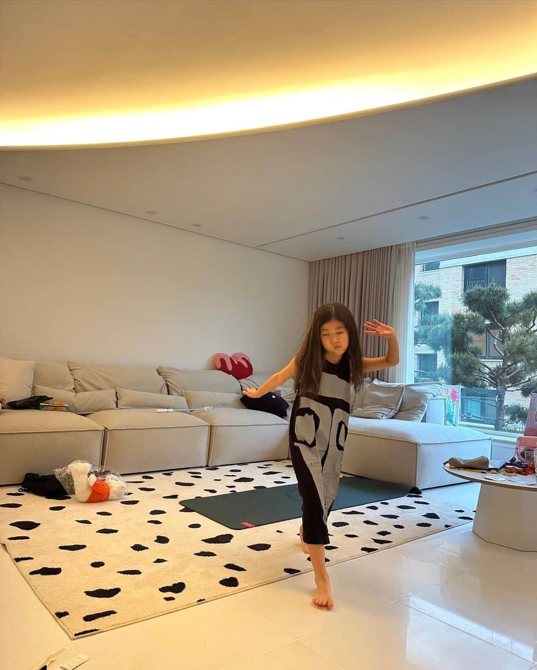パク・タミさんのインスタグラム写真 - (パク・タミInstagram)「- 기도해주시고 염려해주신 덕분에 우리 시완이 수술 너무 잘 마치고 집에 왔어요~ 지금 컨디션 좋아요~! 어제, 댓글들 보며.. 정말 큰 힘을 얻었습니다.. 마음이 전해졌고, 감동 받았어요 저. . . 진심으로 감사 드립니다🙏🏻  오늘은 몸이 무거워 운전을 못하겠더라구요.  택시로 움직이는데, 은정이랑 카톡하는중, 오늘부터 누누누를 말도 안되는 가격에 판다고.. 회사 들어가는 길이었는데, 신사동이 바로 코앞이잖아요? 은정이 얼굴도 볼겸 잠시 들렀는데, 주하가 누누누 옷이 잘 어울리거든요~ 동네 친한 엄마한테도 얼른 가라고 전화하고 ㅎ 더 사고 싶었지만, 차가 없어서 참았..  진짜 가격이 너무 좋아서 조카것도, 친구 아들것도!  캐리마켓이 5월 가정의 달을 맞이해 준비한 KARY BLOSSOM🌸  오늘 산 주하 옷들.. 진짜 득템이죠?  @karymarket_  그리고 저는 오늘도 올리비아 뮬 블랙을 신었습니다! ㅎ #세상편해요」5月4日 20時51分 - tamystory