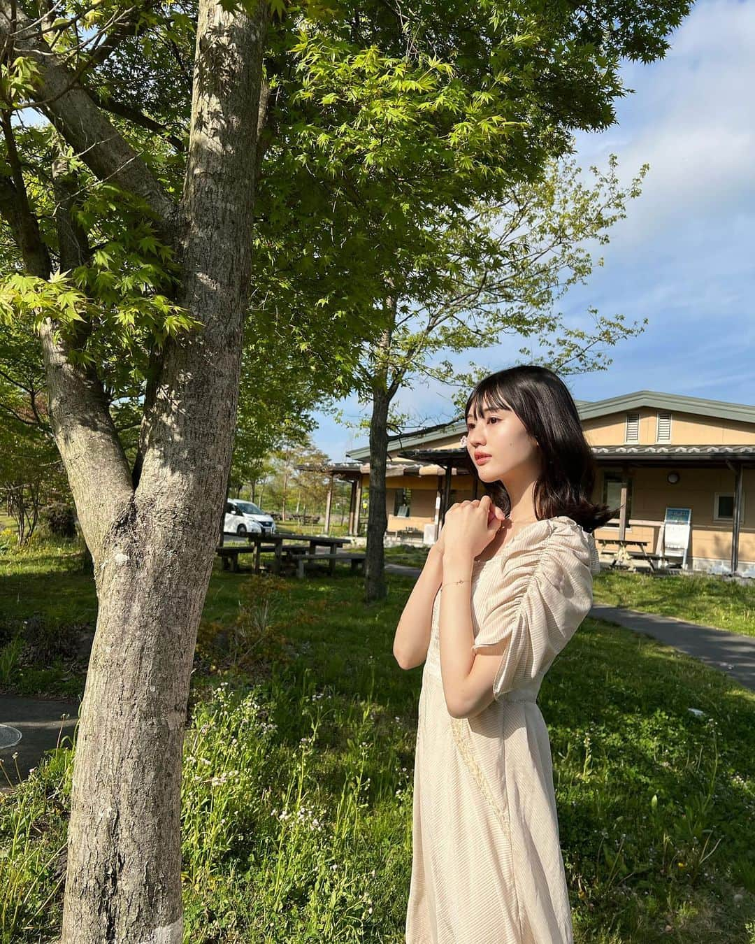 長谷川里桃のインスタグラム：「⁡ 最近は、自然に触れたいなと思って 新緑の多い場所をふわふわ漂っています🌳💭 ⁡ ⁡ GW、お仕事の方も お休みの方も いろいろに過ごされていると思いますが みんなが穏やかでありますように☺️🪄⸝⸝ ⁡ ⁡」