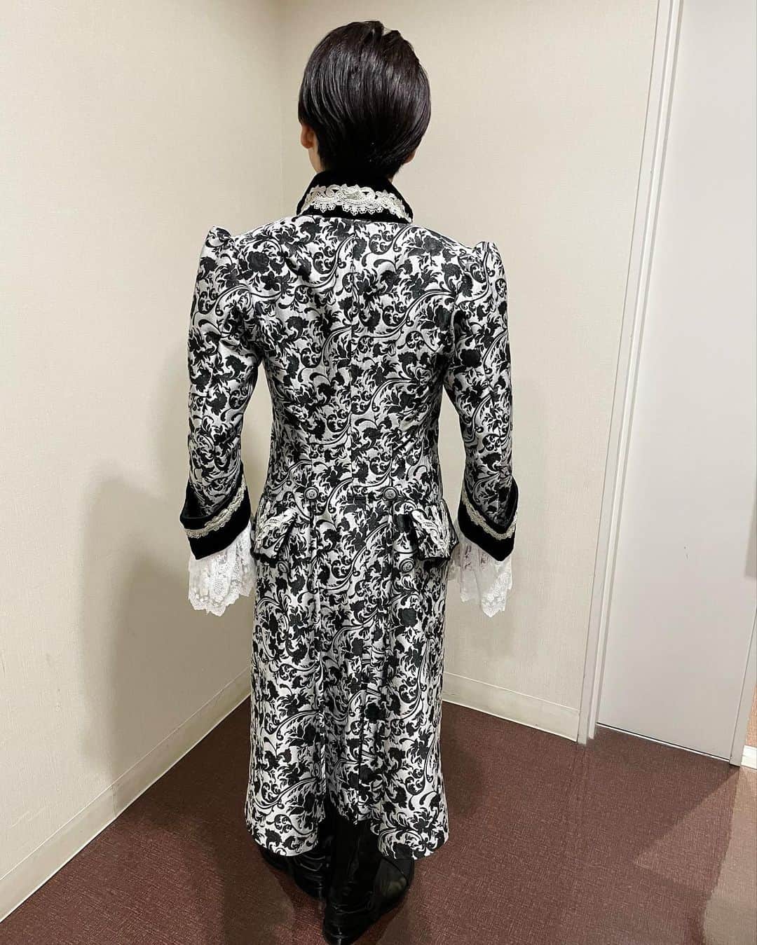 梶裕貴さんのインスタグラム写真 - (梶裕貴Instagram)「音楽朗読劇READING HIGH『𝐁𝐀𝐒𝐄 𝐌𝐄𝐓𝐀𝐋』#藤沢文翁 作  東京芸術劇場プレイハウス　2023.5.3〜5.4  サンジェルマン伯爵 役　#梶裕貴  今回も素敵すぎるカンパニーでの舞台、最高でした。  #山寺宏一 さん #蒼井翔太 くん #井上麻里奈 さん #沢城みゆき さん  共演キャストの皆様をはじめ、音楽チームの皆様、スタッフの皆様、ご来場くださったすべてのお客様に感謝申し上げます。  本当に特別な、プレシャスメタルな時間でした！  サンジェルマン伯爵。 ものすごくファンタジー世界の住人感ありますが… ちゃんと史実に名を残す大錬金術師なんですよね。 劇中の台詞にもあるように、数千年を生きたと伝えられていますが、その姿は、どの時代の人も口を揃えて「40歳前後にしか見えなかった」と語っているそうで。 なので、そうなんです。 まさかの自分の年齢にフィットした役柄だったのです。笑  最初、その浮世離れしたプロフィールのせいもあってか、なかなか掴みどころがないように感じられたサンジェルマン伯爵役。 どうやって異質な雰囲気や人智を超越した存在感を出すか悩みましたが… 結果として、難しく考えすぎる必要なんてなく。 ただただ、とても無垢な人だったんだなと。 誰よりも「人」として「人」を考え「人」の為に生きた人物だったんだなと感じました。 だからこそ、そのぶん誰よりも希望を持っているし、誰よりも絶望してしまう。 アンバランスに感じられるほど… 意外なくらいに人情味に溢れているその性質が、彼を演じる上で大事な要素なんだろうなと気づきました。  カサノヴァとの師弟関係、好きだな。 自分に子どもができたからなのか… 今までにない愛情が内から湧いてくるのを感じました。 本当に愛おしい馬鹿弟子でした。  幸せな二日間。 本当にありがとうございました！ さて… 次の朗読劇に向けて、人間力高めておきますか！笑」5月4日 20時52分 - yuki_kaji_official