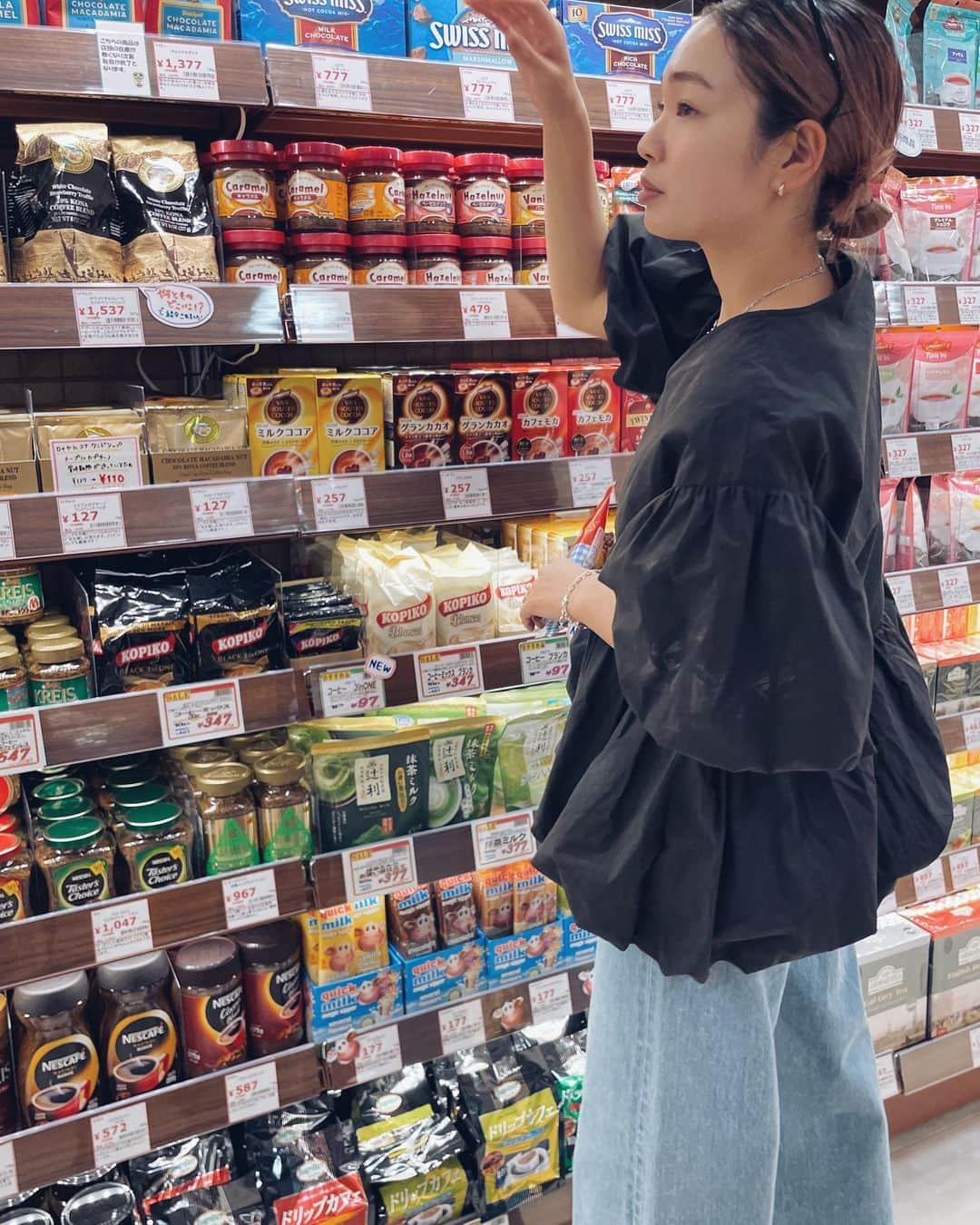 kanetaka ayaさんのインスタグラム写真 - (kanetaka ayaInstagram)「・ 買い出しー🛍 パパがいるとゆっくりみれるので だいすきなお店で爆買いでした♡ (あぶないねー💸  outfit #ungrid  #ブラウス#デニム#デニムコーデ」5月4日 20時52分 - aya_kanetaka_