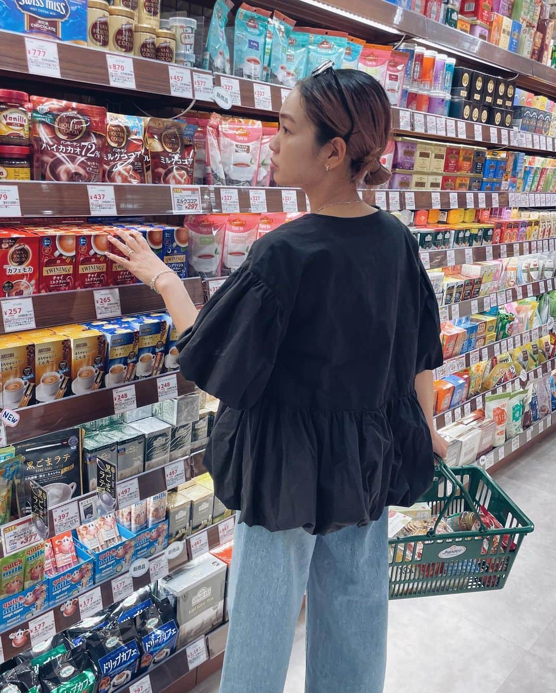 kanetaka ayaのインスタグラム：「・ 買い出しー🛍 パパがいるとゆっくりみれるので だいすきなお店で爆買いでした♡ (あぶないねー💸  outfit #ungrid  #ブラウス#デニム#デニムコーデ」