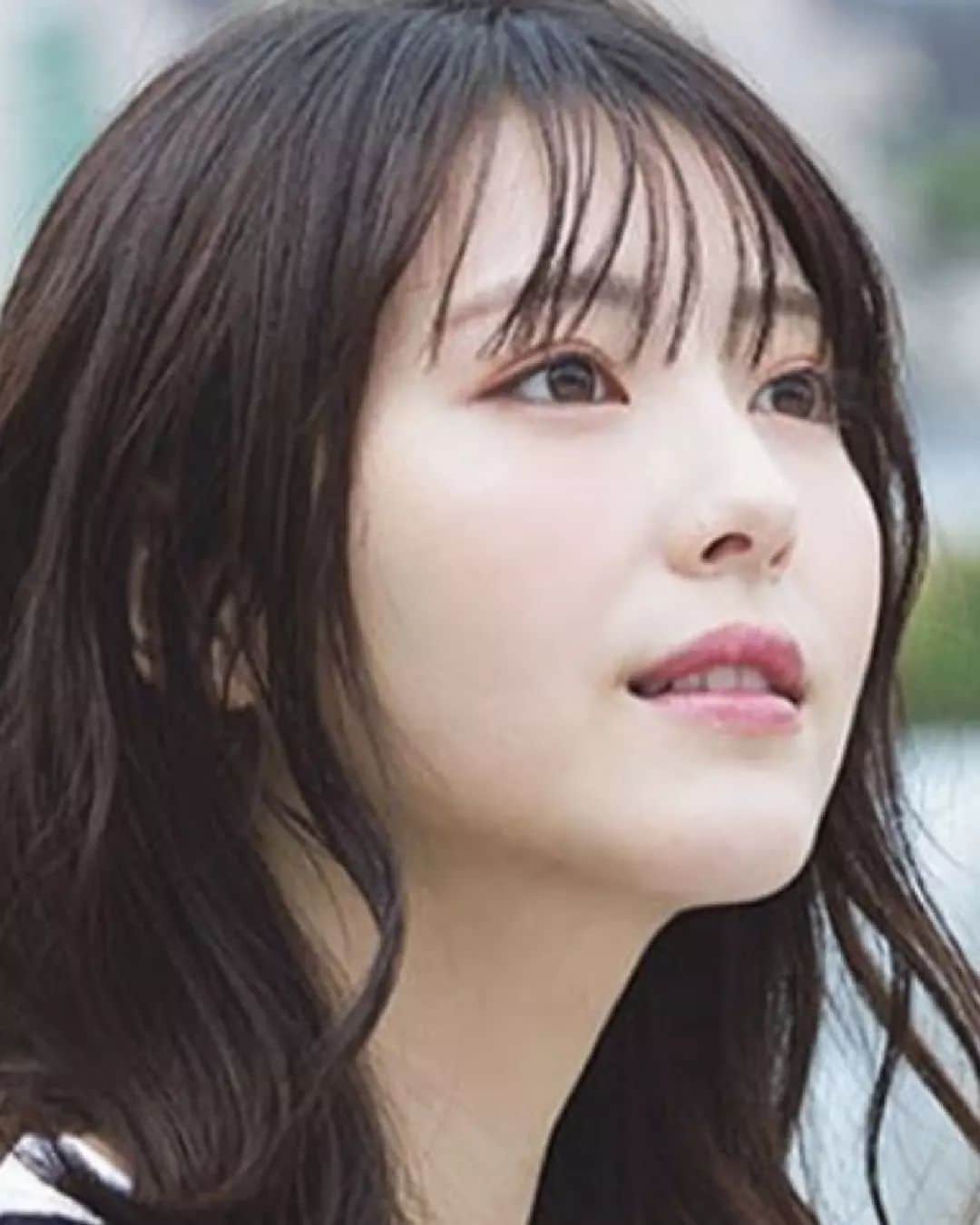 浜辺美波さんのインスタグラム写真 (浜辺美波Instagram)「G W 楽 し ん で ま す か 〜 👩🏻 ・ ・ ・ 浜辺美波