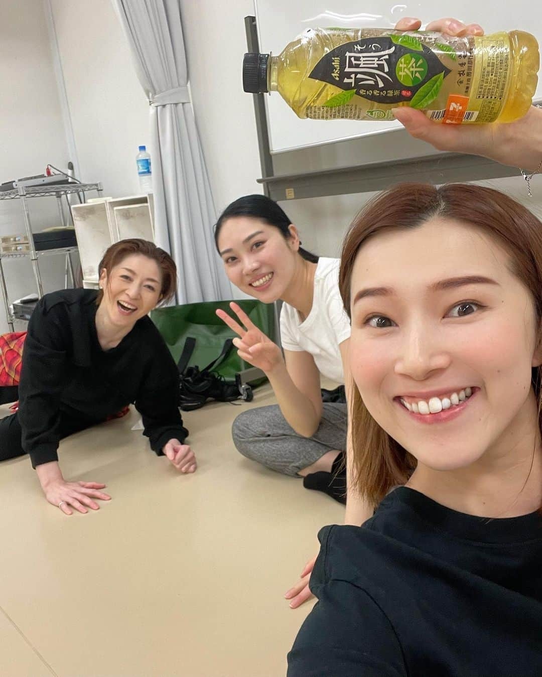 彩星りおんさんのインスタグラム写真 - (彩星りおんInstagram)「皆さま、GWいかがお過ごしでしょうか？☺️  リュウさんの30周年コンサートのお稽古、順調に進んでおります🎤 この日は百万年ぶりの振付…💃 緊張状態でお稽古へ向かう道中に立ち寄ったコンビニで、少しでも我が友であり名ダンサーの　宇月颯ちゃん　にあやかろうとこのペットボトルを手に取りました。　@hayate_uzuki_official  お陰で何とか振りは覚えられました😁  皆さま、とにかくリュウさんが素敵です！！！ 歌われても踊られてもお芝居されても、最早歩いていらしても素敵です。 私は宝塚時代にタイムスリップしてトキメキ時間を堪能させていただいております❤️ ご来場の皆さまは是非楽しみになさっていて下さい☺️ 在団時、組長さんとしてずっと組を引っ張って下さったリュウさん✨今でもお話させていただくと大変安心感があり、後ろをついて歩くのがしっくりくる…と申しましょうか。 普段から仲良しの貴澄隼人ちゃんにも色々助けてもらいながらやっております💓 とにかく楽しいお稽古です🥰 リュウさん、ありがとうございます🫶  ラストスパート、リュウさんの30周年を盛り上げられますよう全力で頑張ります💪🏻✨　　　  GW、お休みの方もそうでない方も体調に気をつけて楽しくお過ごしくださいませ🌞  #越乃リュウ　さん #30周年コンサート #貴澄隼人　さん #彩星りおん」5月4日 20時53分 - rion.ayahoshi