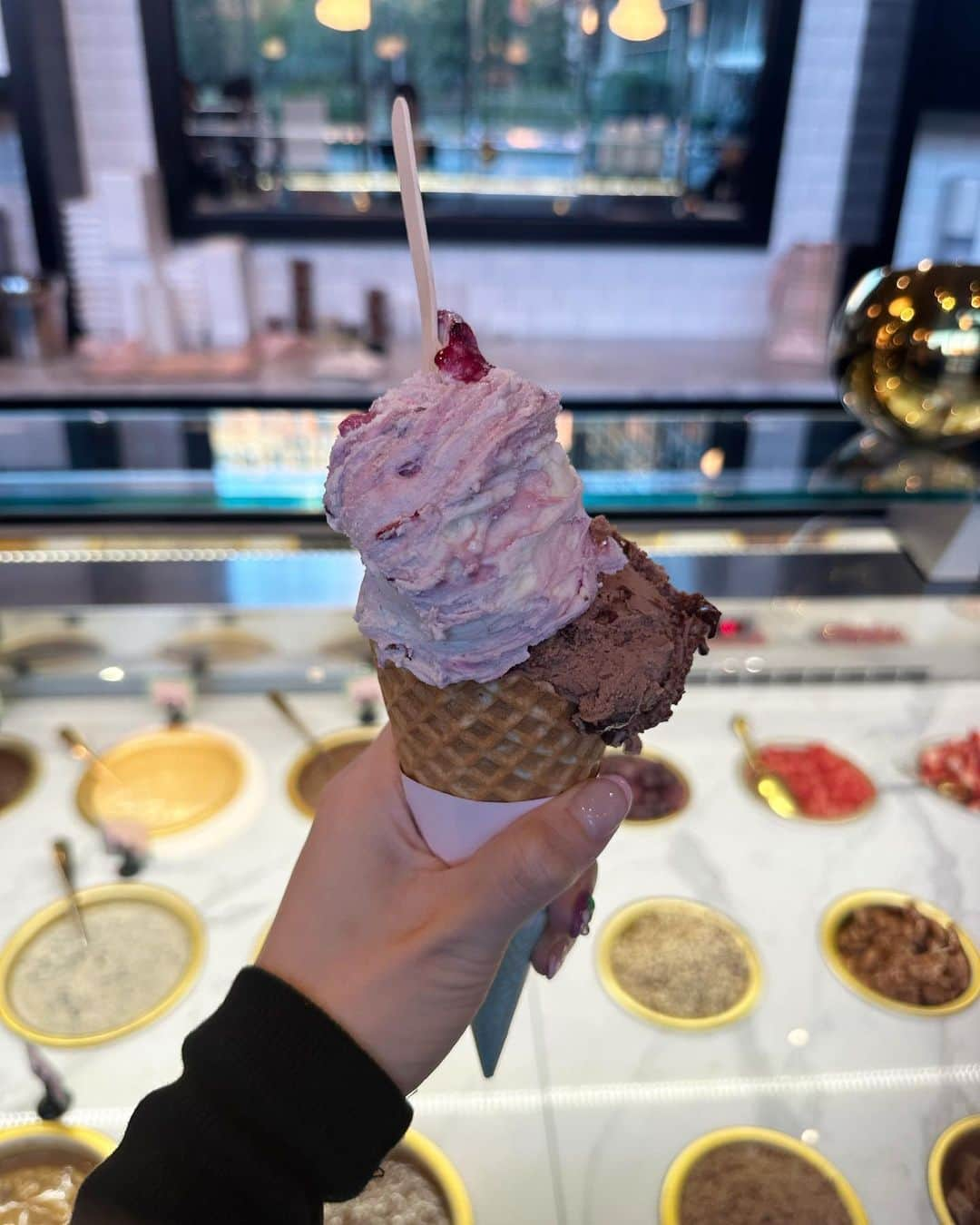 ナヨンのインスタグラム：「My messy hair and perfect hazelnut gelato 🍦」