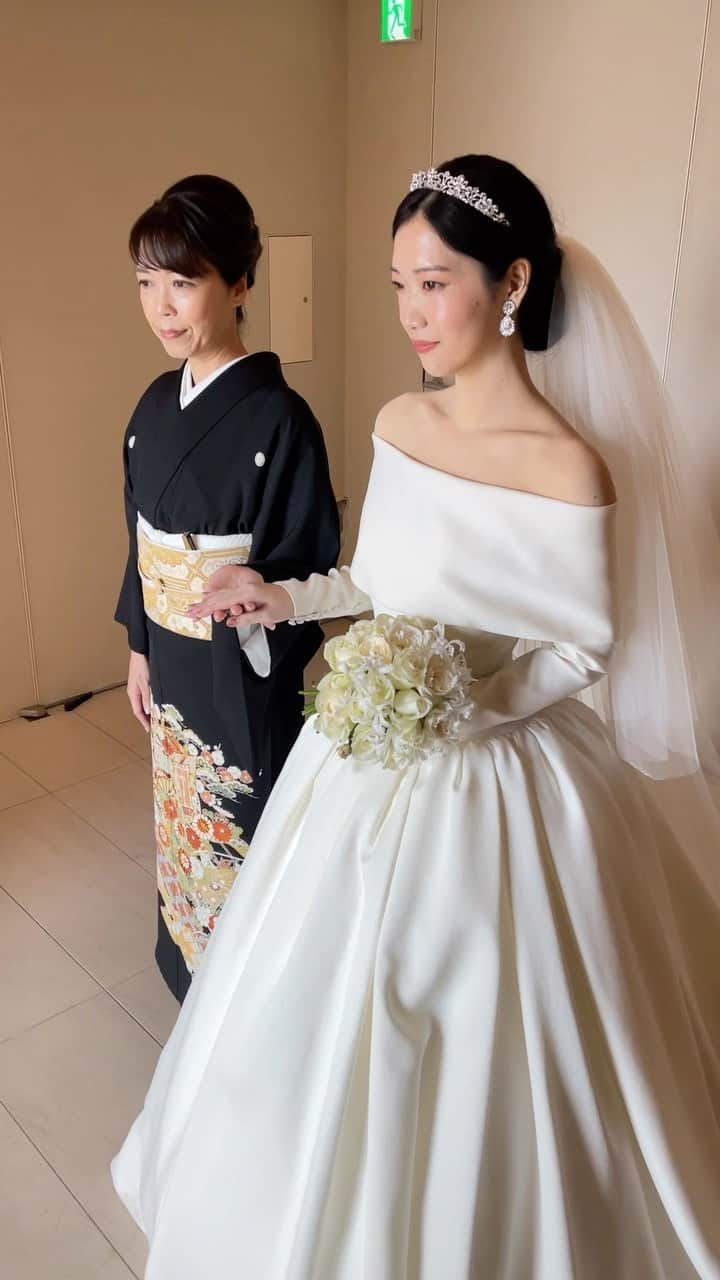 野口忍 hair make upのインスタグラム：「ご家族愛に溢れた 素敵な結婚式でした🙌  妹様との中座も 心動かされました😭  ヘアメイクも ドレスと合わせて リハとは少し違う イメージに変えたのが 大正解でした☺️  shogoさん、harukaさん 本当におめでとうございました✨  これからも結婚式の素晴らしさを伝えていきます！  @atren.deu.wedding @atren.deu.salon @yuno.hairmake ☷ ☷ ☷ ☷ ☷  ･･─･･─･･─･ ▼セルフフォト @atren.deu.wedding ▼ブライダルメンテナンス @atren.deu.salon #ブライダルヘアメイク #結婚式#前撮り#後撮り  ･･─･･─･･─･･  ◽️ブライダルメンテナンス𝐌𝐄𝐍𝐔  ☑︎𝒃𝒓𝒊𝒅𝒂𝒍 𝒗𝒆𝒊𝒍 𝒄𝒐𝒍𝒐𝒓 　 透明感を出したい花嫁様は 【𝒃𝒓𝒊𝒅𝒂𝒍 𝒘 𝒄𝒐𝒍𝒐𝒓 】 透明感&立体感を出したい花嫁様は 【𝒃𝒓𝒊𝒅𝒂𝒍 𝒉𝒊𝒈𝒉𝒍𝒊𝒈𝒉𝒕 𝒄𝒐𝒍𝒐𝒓】  こちらで予約お願い致します。 　 ☑︎𝒃𝒓𝒊𝒅𝒂𝒍 𝒄𝒖𝒕  華やかなポニーテール、ハーフアップ、上品で洗練されたダウンスタイルをご希望の花嫁様。 モダンでタキシードに合わせたフォーマル、スタイリッシュなメンズヘアご希望の新郎様。  ☑︎𝒃𝒓𝒊𝒅𝒂𝒍 𝒕𝒓𝒆𝒂𝒕𝒎𝒆𝒏𝒕 　 ・ブライダルトリートメント ・ブライダル髪質改善トリートメント  　 ◽️使用スタイリング剤 　 【𝑨𝑻𝑹𝑬𝑵 𝑫𝑬𝑼 𝑺𝑯𝑨𝑴𝑷𝑶𝑶】  キューティクルを整え艶感を保つブライダルシャンプー  シャンプーのご購入はこちら https://atrendeu.myshopify.com 　 ◽️サロンのご予約はこちらから @atren.deu.salon　 初めての方も是非一度ご相談下さい✨ 大変埋まりやすいので お早めのご予約オススメです✨ 　  #花嫁美容#花嫁ヘアスタイル#結婚式#ブライダルヘアメイク#式場見学#二次会#ブーケ#お色直しヘア#外注ヘアメイク#持ち込みヘアメイク#ドレス迷子#プロポーズ」