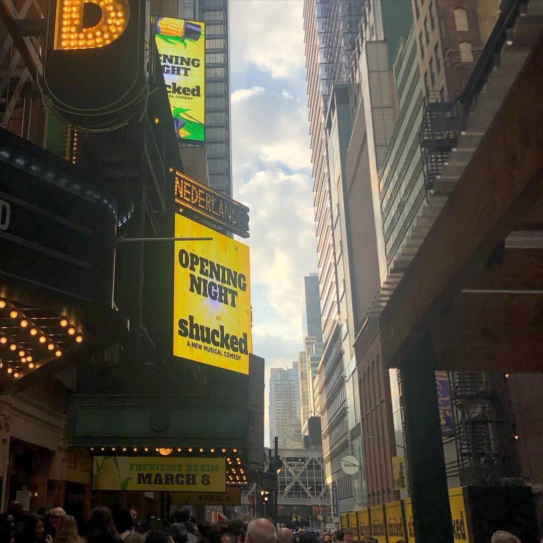 岡田育のインスタグラム：「🌽🌽🌽🎩🌽🌽🌽 Happy Opening Night!! ( was April 4th 🌽🙄🌽 ) Congratulations to the 🌽✨9✨🌽 Tony nominated company!! #shucked #shuckedbroadway  #igotshuckedonbroadway  @shuckedmusical  #broadwaymusicals  #tonyawards2023  #independentlyowned  . ヒロイイダさん @noblyrotten_hiroism にお誘いいただきまして『Shucked』のオープニングナイトへ！ 私が1ヶ月も写真上げそびれてるうちにトニー賞9部門ノミネートですよ。笑った笑った。詳しい感想は日記ブログに書きました。Alex賞獲ってくれー！」