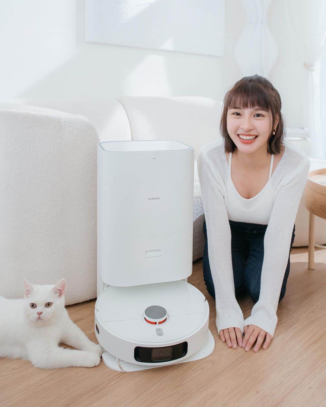 のインスタグラム：「Xiaomi 新開箱🤍✨   小米的掃拖機器人又升級啦.ᐟ.ᐟ Xiaomi 掃拖機器人 X10+ 維持療癒舒適的純白色外型 不管放在什麼樣風格的環境都很適合。   全自動的智能基座 支持自動集塵、清洗拖布、熱烘乾、自動補水.ᐟ.ᐟ 搭配2.5L塵袋，雙風道自動集塵 雙拖布180轉/分鐘高速旋轉增壓拖地 強力除漬、自動抬升，不受地毯高度影響～ 重點是不需手洗拖布或清空集塵盒.ᐟ.ᐟ 完全自動清潔，強勁水流高速旋轉刮擦 比自己手洗還乾淨🌟   使用Redmi Note 12再透過米家APP智能聯動、遠端就可以控制 讓你們忙碌整天後回到家 就能立馬享受乾淨溜溜的空間 省時、省力又方便😍😍 感覺瞬間所有的疲憊都跟著Xiaomi 掃拖機器人 X10+被掃到集塵盒啦🌷   文末當然也有優惠折扣要提供給各位 🩶Xiaomi 掃拖機器人 X10+原價$26,995，目前官網價 $23,995 即日起至6/30，輸入： vC2Ak2 可領取我的專屬Xiaomi 掃拖機器人 X10+  $1,000 優惠折扣碼~ 小米商城與小米之家直營店都可以使用喔 只要 $22,995 https://lihi2.com/oQaUT  @xiaomi.taiwan   #小米台灣 #Xiaomi_掃拖機器人X10_plus」