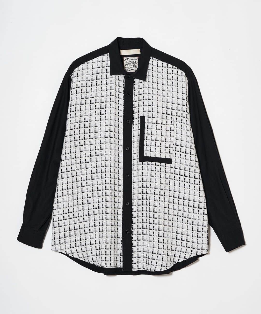 メアグラーティアのインスタグラム：「meagratia 23SS Summer tweed shirt col.wht   今季開発したツイード生地を使用したややワイドシル エットのシャツ。Lのように見える生地のデザインは四角いものに光が当たって影ができたようなイメージを表現しています。 胸元のポケットにも影のようなディティールを取り入れ ています。 同素材の23231-0201のブルゾン、23231-0605のパンツとのセットアップもおすすめです。 material Cotton 100%  #meagratia #23ss」