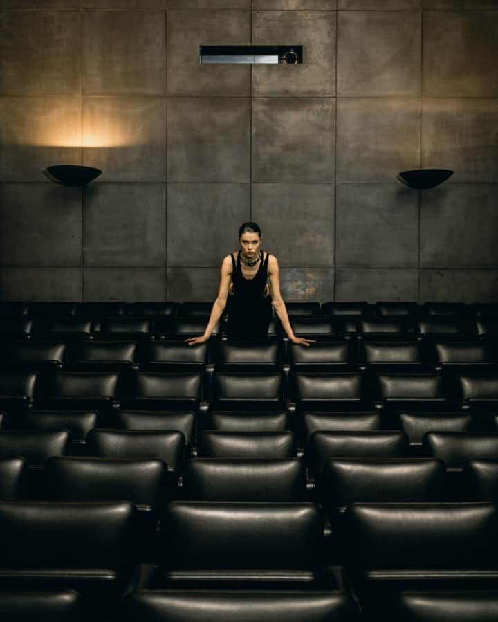 Poltrona Frauさんのインスタグラム写真 - (Poltrona FrauInstagram)「The Poltrona Frau Museum, production spaces and our auditorium designed by architects Lella and Massimo Vignelli in 1988 are the perfect backdrop for this photoshoot by @lofficielitalia. An extensive exhibition space with a austere, industrial architectural features is the place where Poltrona Frau’s centuries old history is preserved. Here, original materials, documents and videos tell the story of our brand.  This photoshoot is a meeting place, between fashion and design and between the styles in vogue during the Spring/Summer of 2023 and our iconic furnishings.  Photography: Luigi Cianfarano Styling: Chiara Buccelli  #PoltronaFrau」5月4日 21時00分 - poltronafrauofficial