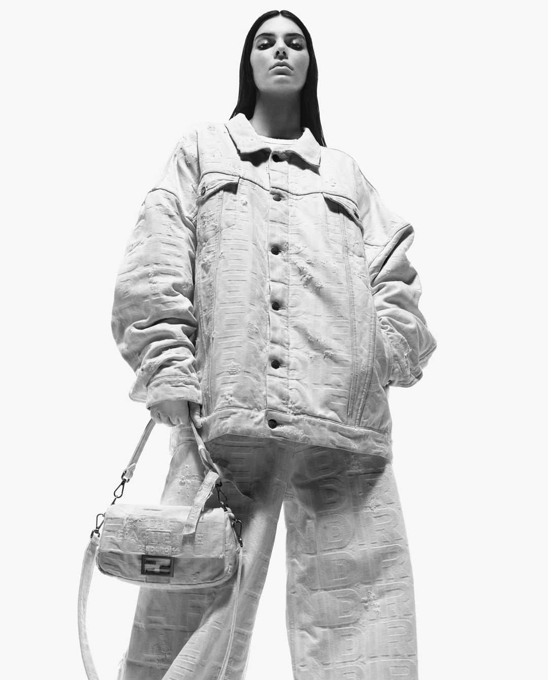 Fendiのインスタグラム：「Marc Jacobs, a longtime friend and mentor to Fendi Artistic Director of Couture and Womenswear Kim Jones, examines Fendi icons, silhouettes, and codes in a new collection—including limited-edition iterations of the #FendiBaguette.  Get exclusive early access to #MarcJacobsXFendi, subscribe to the Fendi newsletter at the link in bio.  The collection launches on 11 May.  Artistic Director of Couture and Womenswear: @mrkimjones​ Artistic Director of Accessories and Menswear: @silviaventurinifendi ​ Artistic Director of Jewelry: @delfinadelettrez​ Artistic Director: @themarcjacobs  Photography: @mario_sorrenti  Styling: @alastairmckimm Hair: @bobrecine Makeup: @aarondemey1  Casting: @samuel_ellis   Model: @kendalljenner」