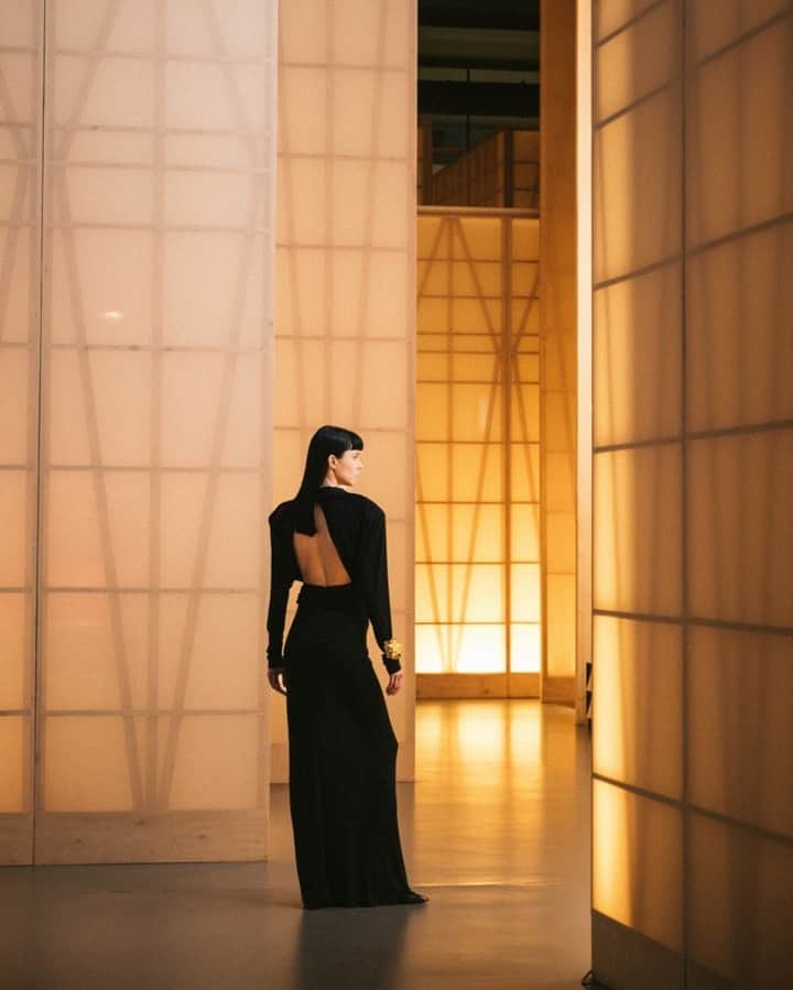 Poltrona Frauさんのインスタグラム写真 - (Poltrona FrauInstagram)「The Poltrona Frau Museum, production spaces and our auditorium designed by architects Lella and Massimo Vignelli in 1988 are the perfect backdrop for this photoshoot by @lofficielitalia. An extensive exhibition space with a austere, industrial architectural features is the place where Poltrona Frau’s centuries old history is preserved. Here, original materials, documents and videos tell the story of our brand.  This photoshoot is a meeting place, between fashion and design and between the styles in vogue during the Spring/Summer of 2023 and our iconic furnishings.  Photography: Luigi Cianfarano Styling: Chiara Buccelli  #PoltronaFrau」5月4日 21時00分 - poltronafrauofficial