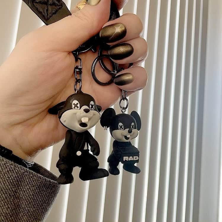 RUKI のインスタグラム：「7月の武道館のグッズの制作途中。 サンプルの2匹👽かわいいから見せとく👽  #thegazette #武道館 #tourfinal #20230715」