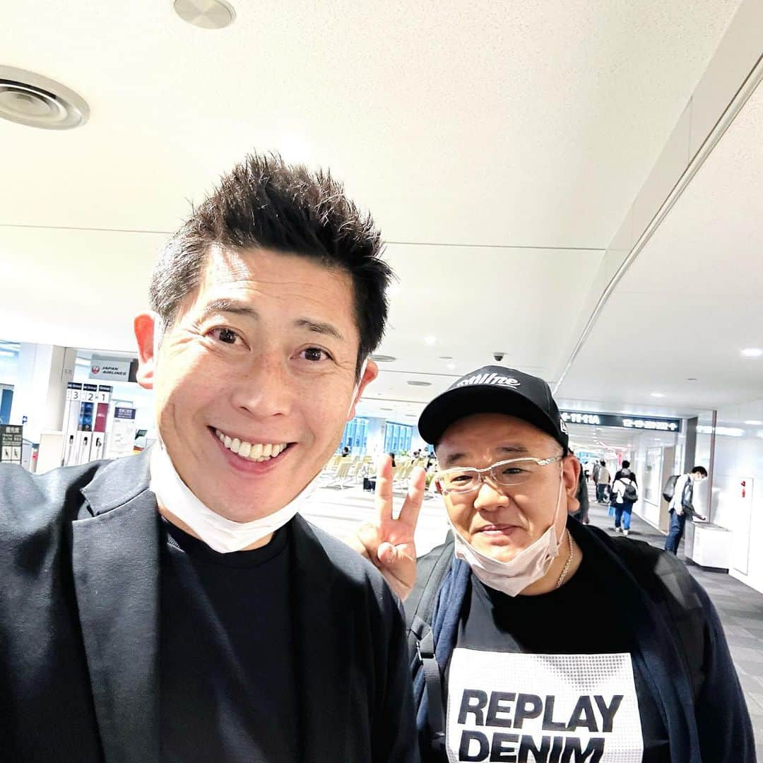 マギー審司さんのインスタグラム写真 - (マギー審司Instagram)「北海道でボウリング収録終わりました🎳 今回も楽しかったですね〜(^^)  そして、帰りの飛行機でサンドウィッチマンと会いました(^^)  レギュラー番組が終わってなかなか会う機会がなくなったから久しぶりに会うと嬉しくなっちゃいますね😁  しかも、行きの飛行では、たまたま隣の席が哀川翔さんで久しぶりの再会で靴下頂きました🧦  やっぱり芸能人と会うとテンション上がりますね☝️☝️☝️」5月4日 21時00分 - maggy_shinji33