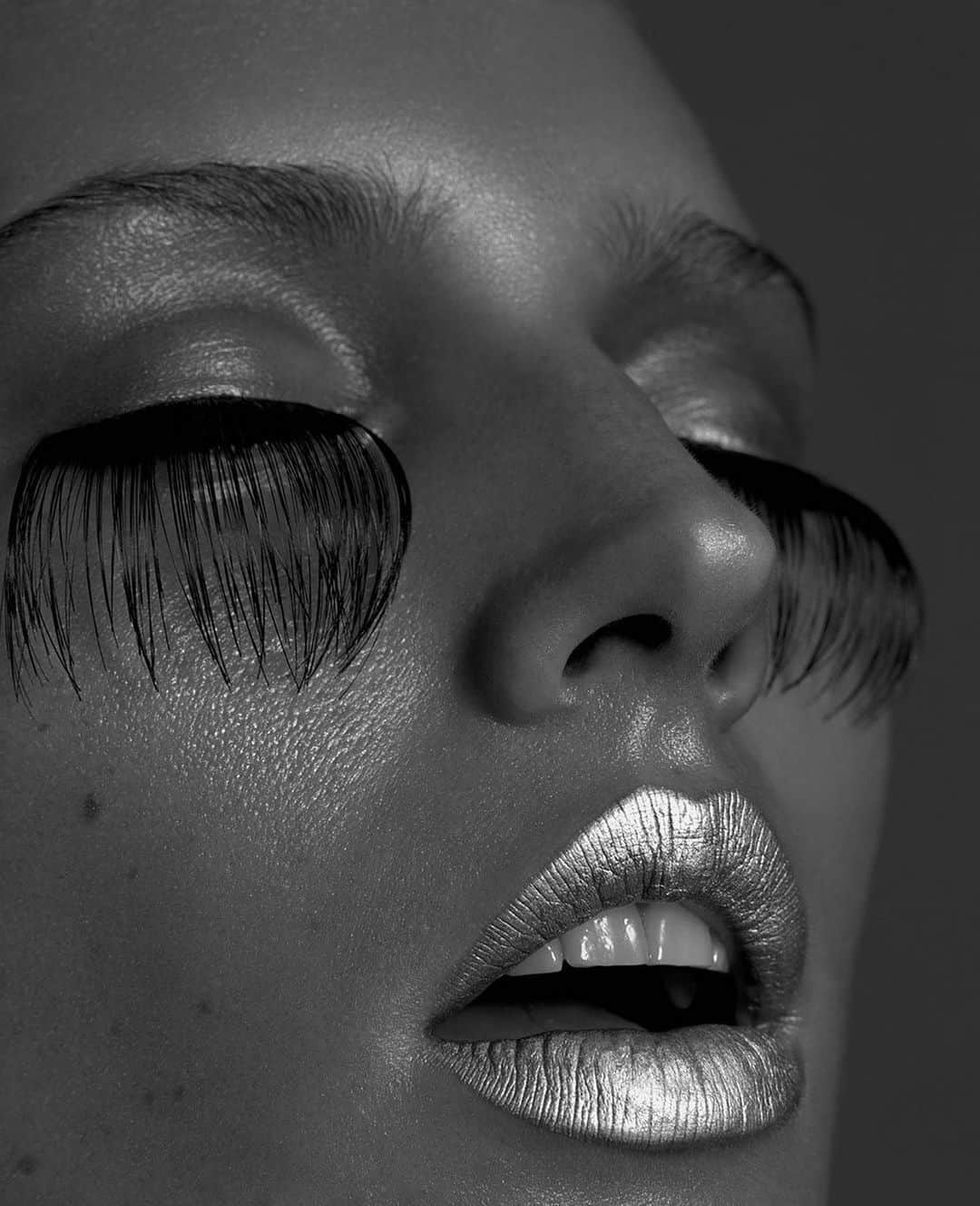 ValGarlandのインスタグラム：「Chrome Lip? Tick ✅✅✅✅  @richardbush1   #ValGarland」
