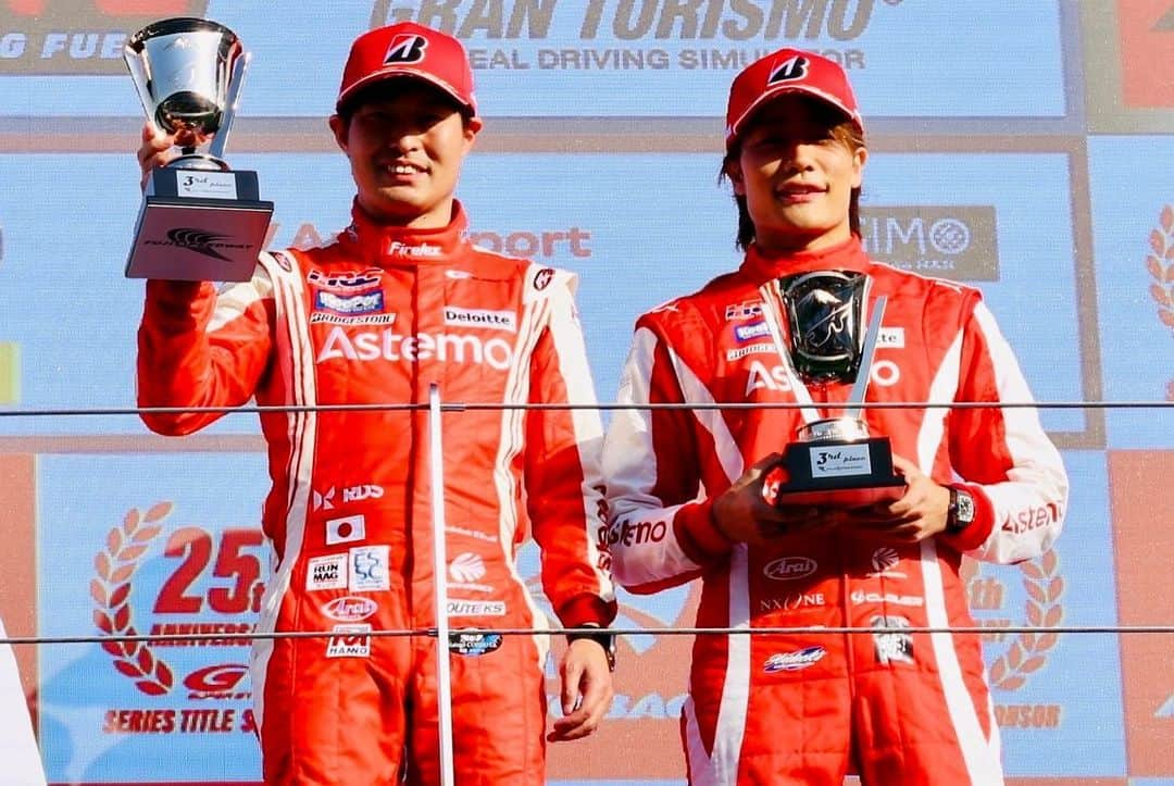 松下信治さんのインスタグラム写真 - (松下信治Instagram)「Super GT 富士３位表彰台🥉粘り抜いた‼️  P3 🍾 at Fuji which is a great result for us !! Huge thanks to my team for all the effort through the weekend. Honestly Qf didn’t go how we wanted but today we did amazing race together especially my team mate did fantastic job at last few laps. Now onto Suzuka for the next 🤛」5月4日 21時12分 - nobu_mat13