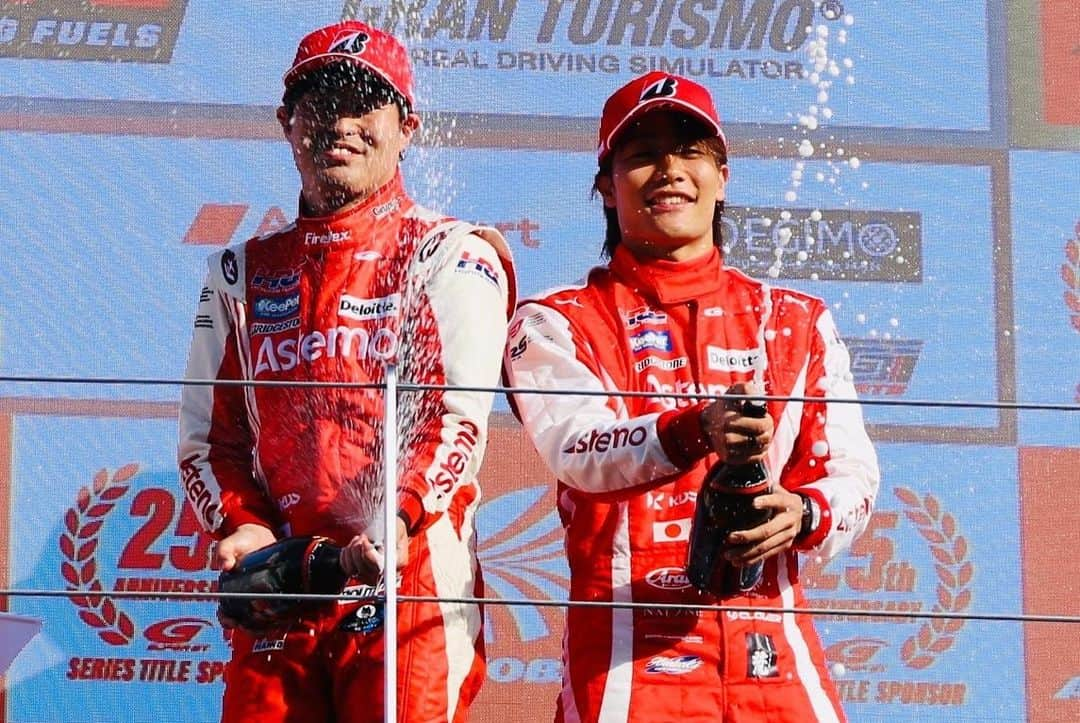 松下信治のインスタグラム：「Super GT 富士３位表彰台🥉粘り抜いた‼️  P3 🍾 at Fuji which is a great result for us !! Huge thanks to my team for all the effort through the weekend. Honestly Qf didn’t go how we wanted but today we did amazing race together especially my team mate did fantastic job at last few laps. Now onto Suzuka for the next 🤛」