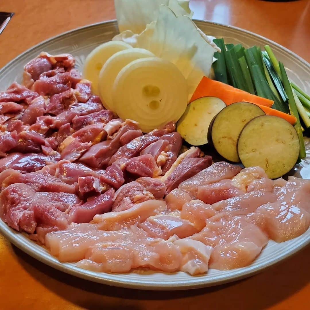 田畑竜介のインスタグラム：「シャモ最高😋  #大分県 #久住町 #くじゅうグルメ  #久住グルメ #鶏家 #しゃも  #軍鶏 #久住高原しゃも  #ミシュランガイド #ミシュラン  #鶏炭火焼き #炭火焼き  #久住高原しゃもたたき」